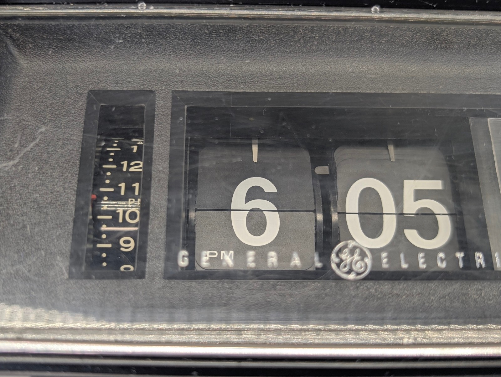 General Electric Radio Vintage C4331B Flip Clock AM FM Walnut Grain 70’s READ
