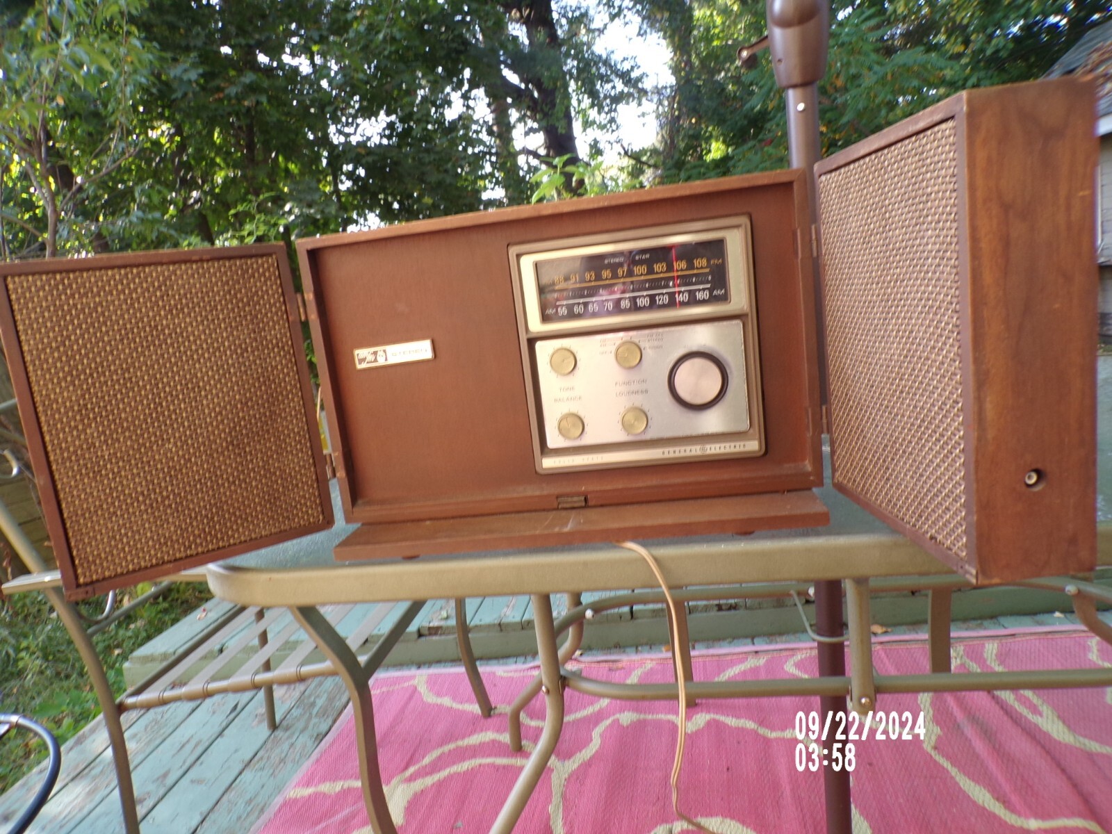 Vintage General Electric AM/FM folding speaker static radio. Model T1025A Works