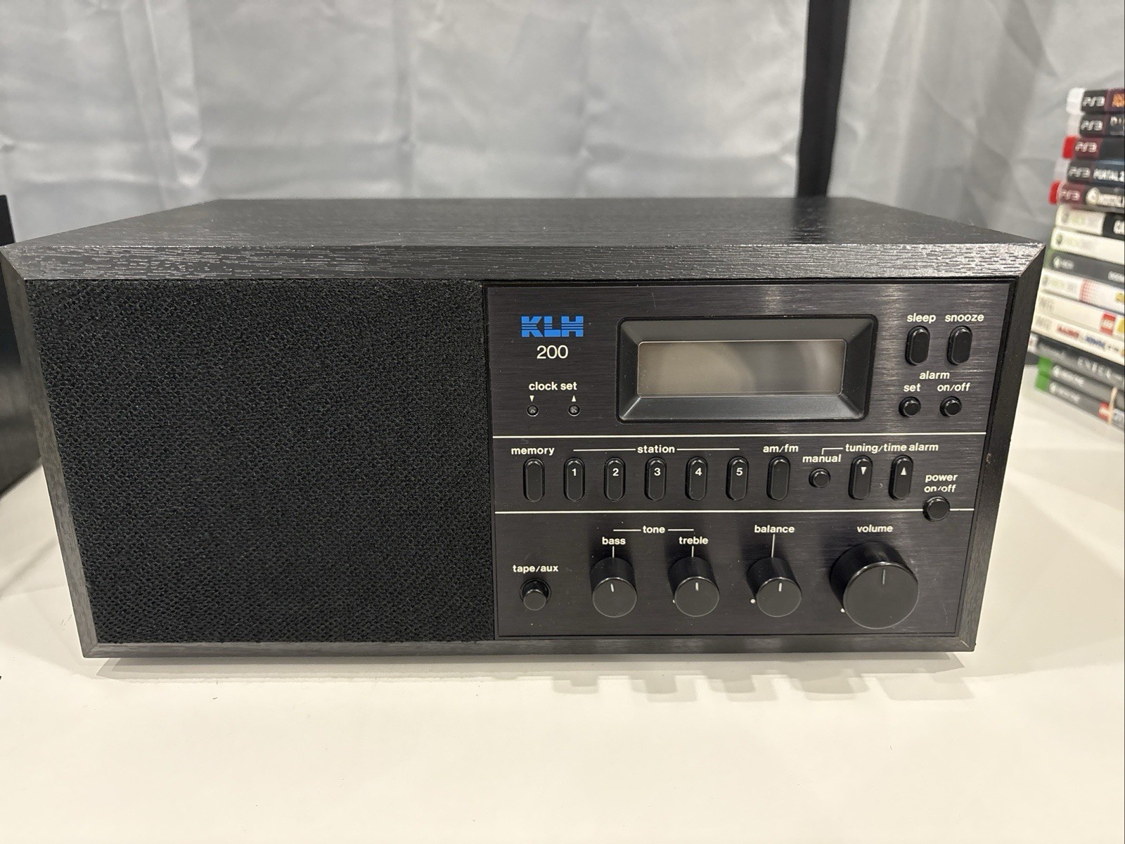 KLH 200 Compact FM/AM Alarm Clock Radio w/Speaker – Great Condition – Tested