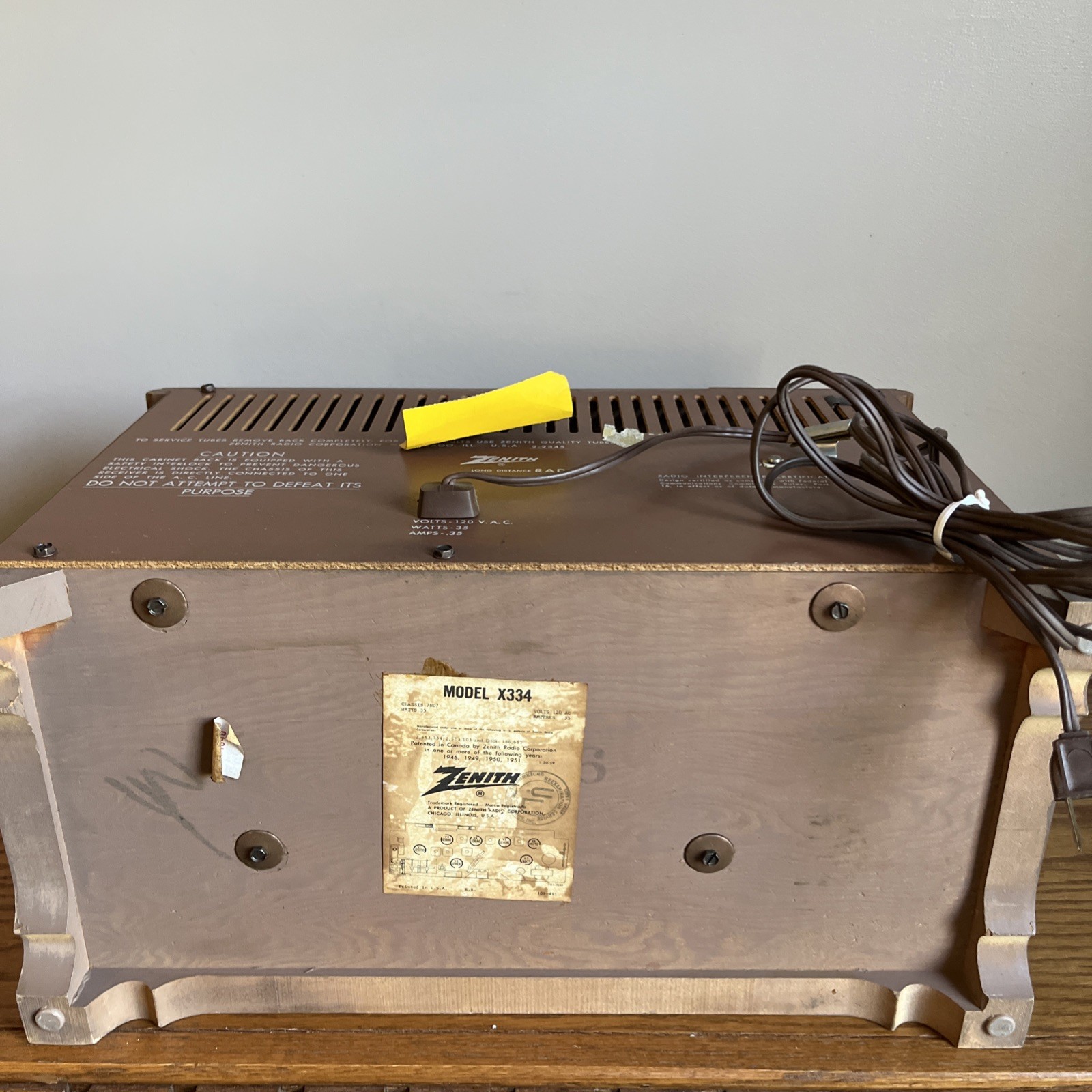 Zenith Long Distance Radio Model X334 AM/FM Radio: Powers ON