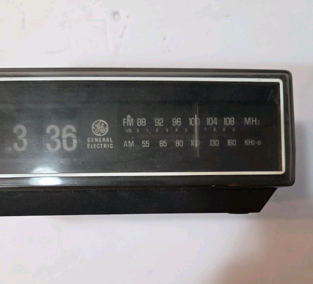 Vtg General Electric GE Flip Clock AM/FM Radio 7-4305F – For Parts Or Repair