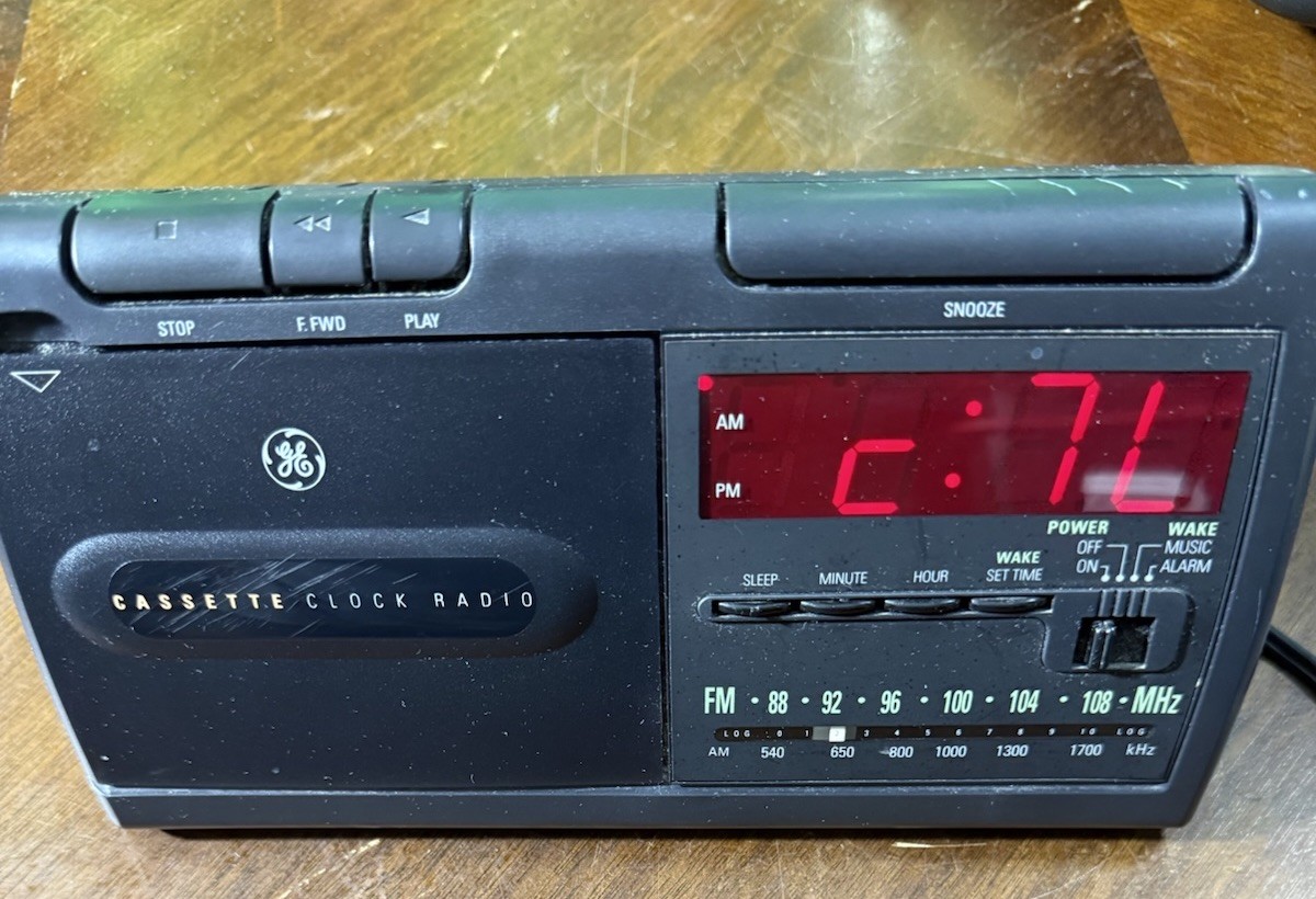 Vintage GE Cassette Black Alarm Clock Radio AM/FM 7-4915A TESTED Working Great