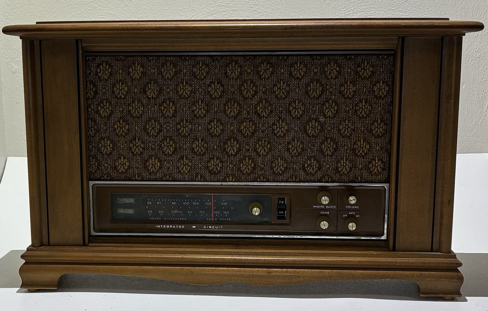 Vintage 1970s SEARS Silvertone AM/FM Table Radio Wood Cabinet NICE CLEAN READ