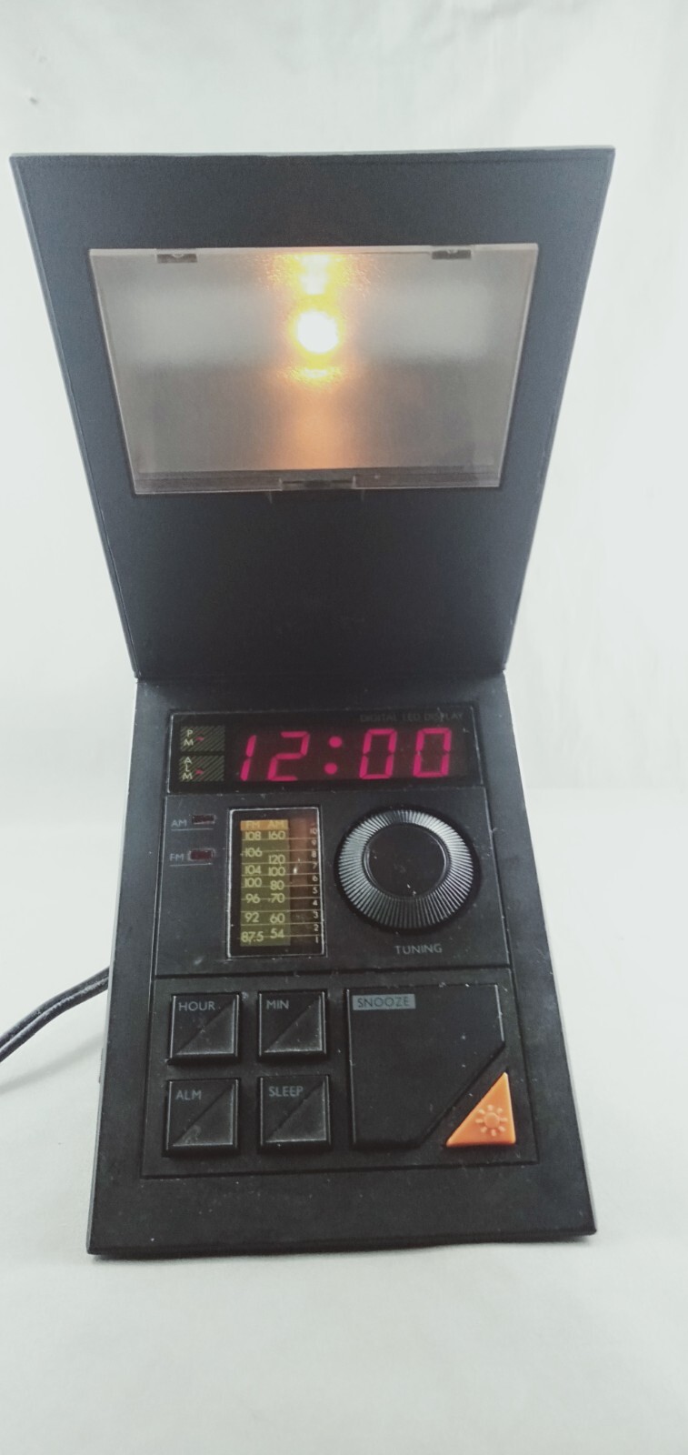 Twisting Swivel Z-104 AM-FM Z Clock Radio with Light 1988
