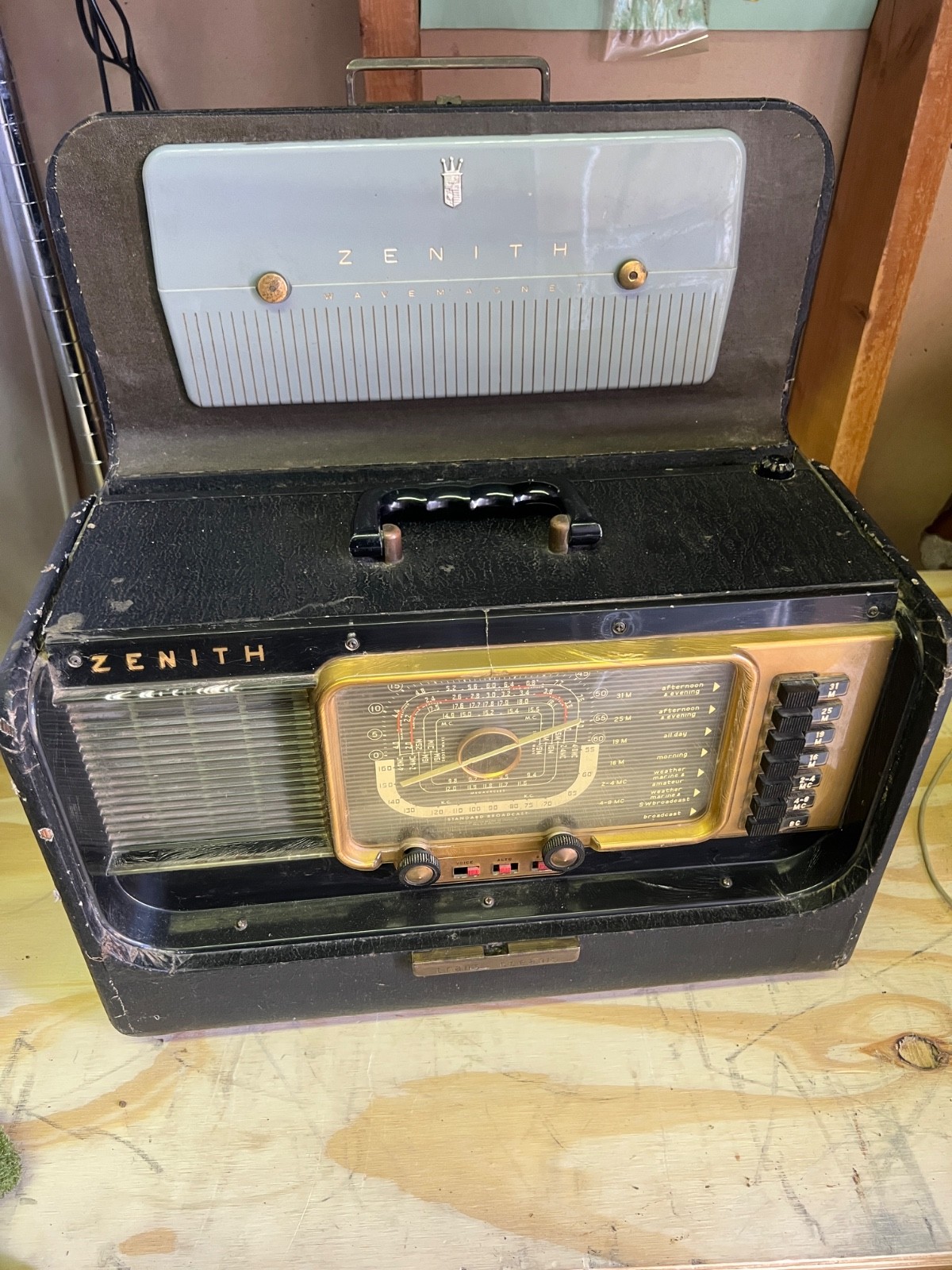 Vintage Zenith H500 Trans Oceanic Wavemagnet Tube Radio Powered On / Received