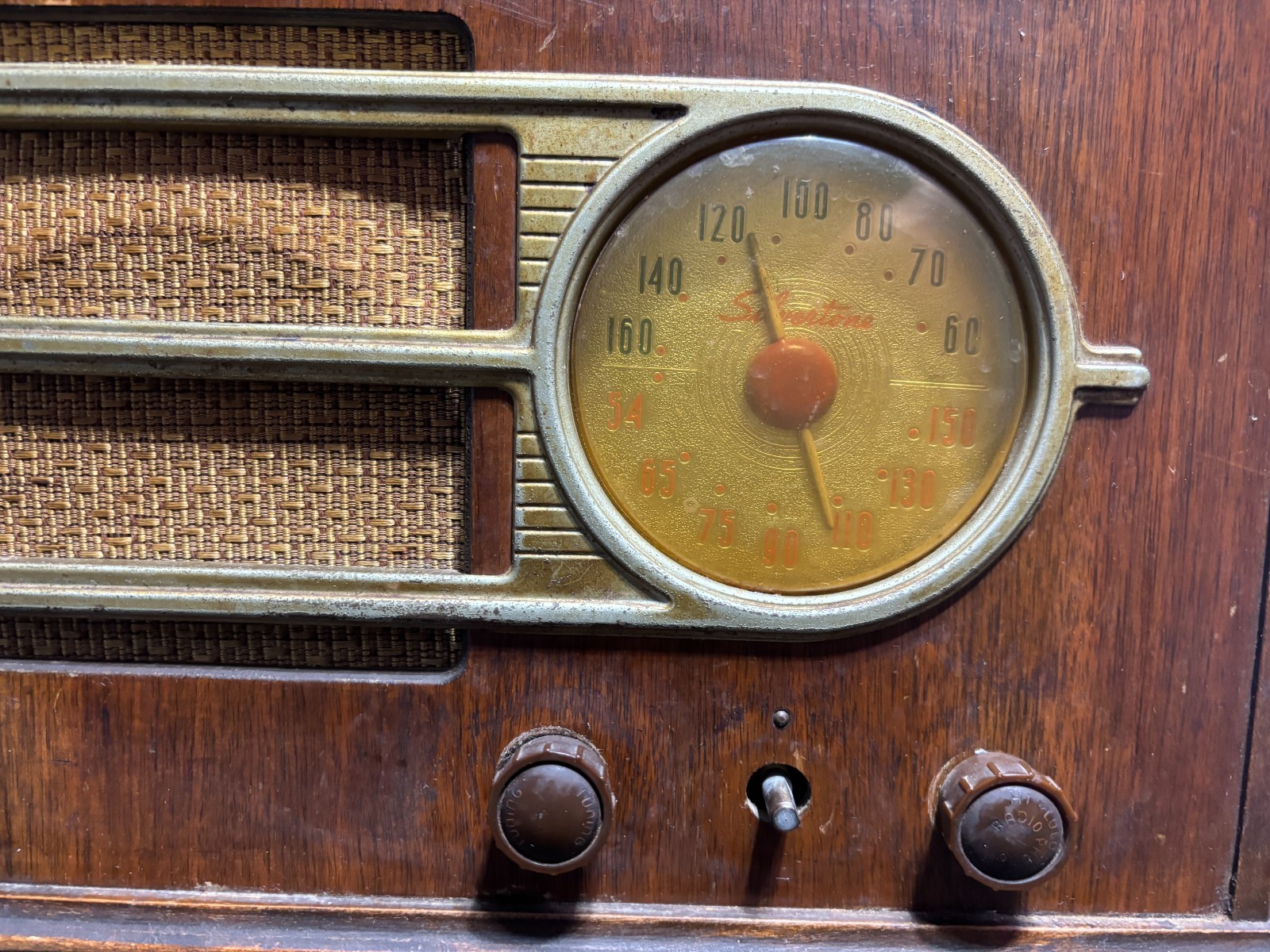 Vintage SILVERTONE TABLETOP AM RADIO – untested WOOD CASE