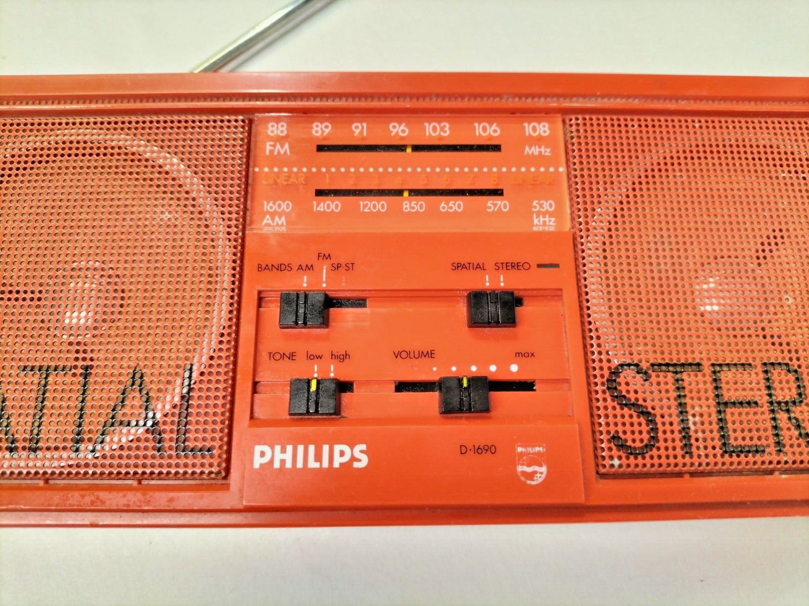 Scarce Vintage Radio Philips Spatial Stereo D-1690 Red Philips D1690 – runs – AF