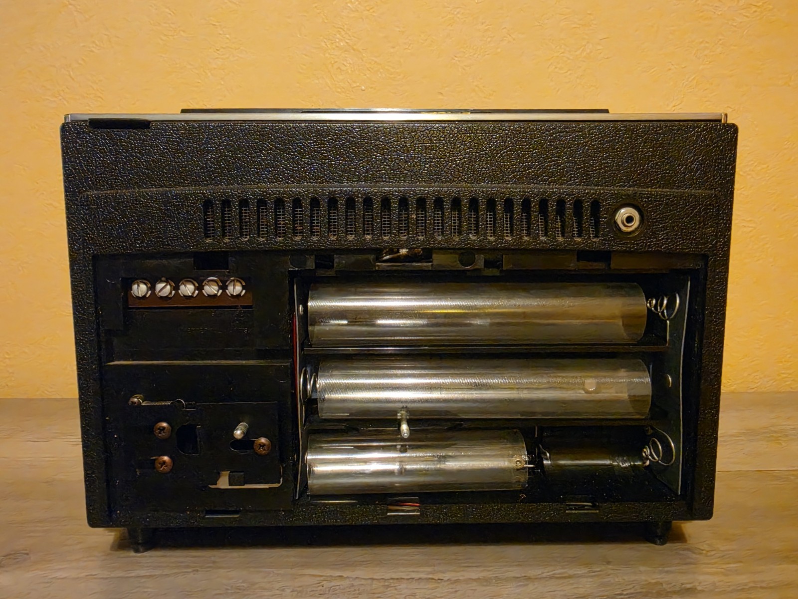 Vintage Zenith Solid State Trans-Oceanic Royal 7000-1, 11 Band Portable Radio