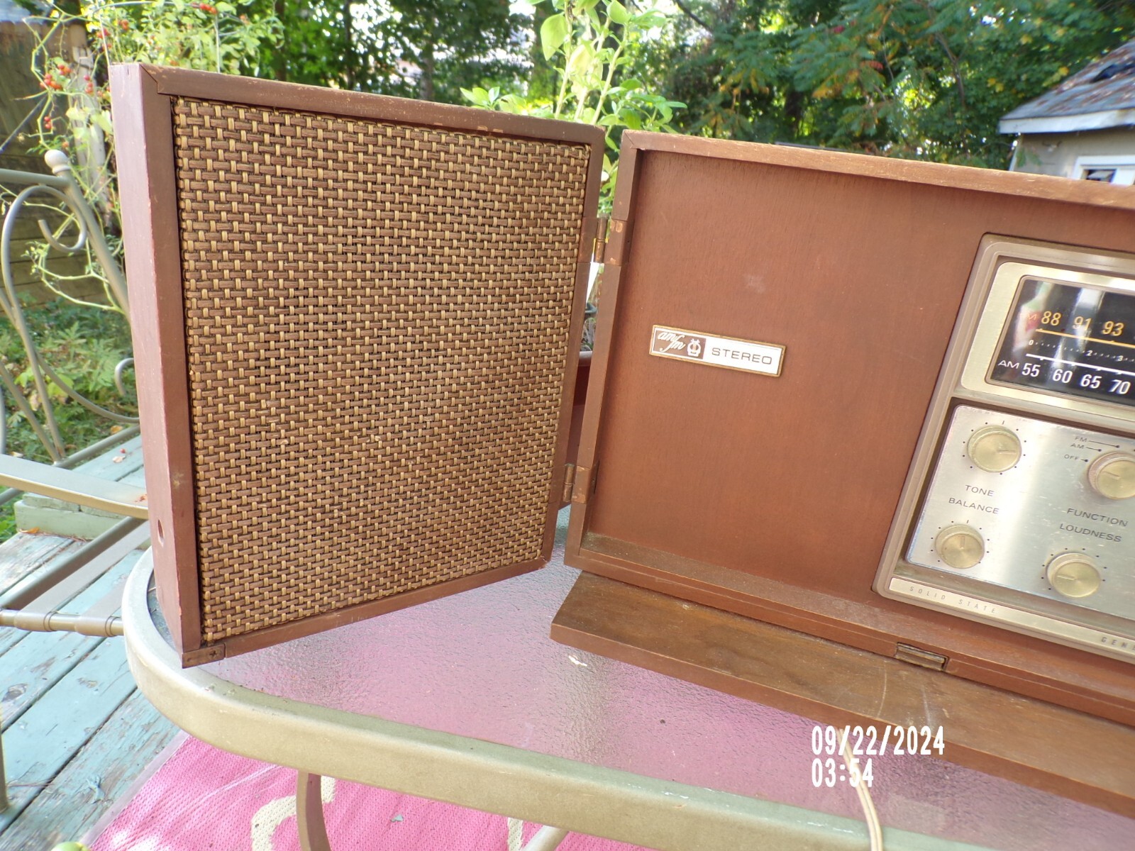Vintage General Electric AM/FM folding speaker static radio. Model T1025A Works