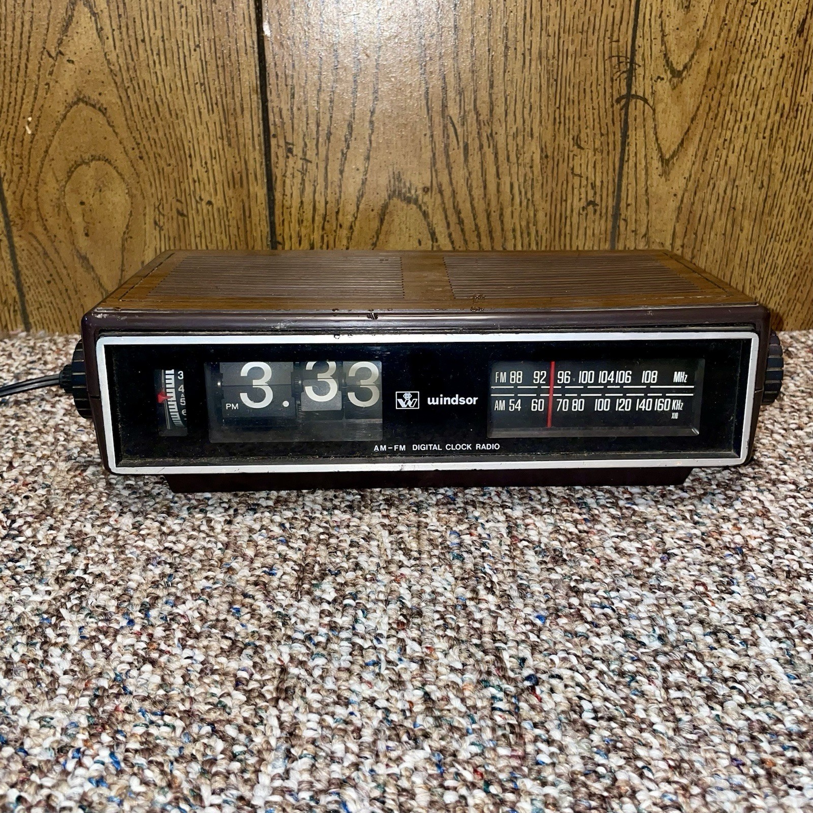 Vintage Windsor Model 2069P Flip Alarm Clock AM FM Radio 1970s
