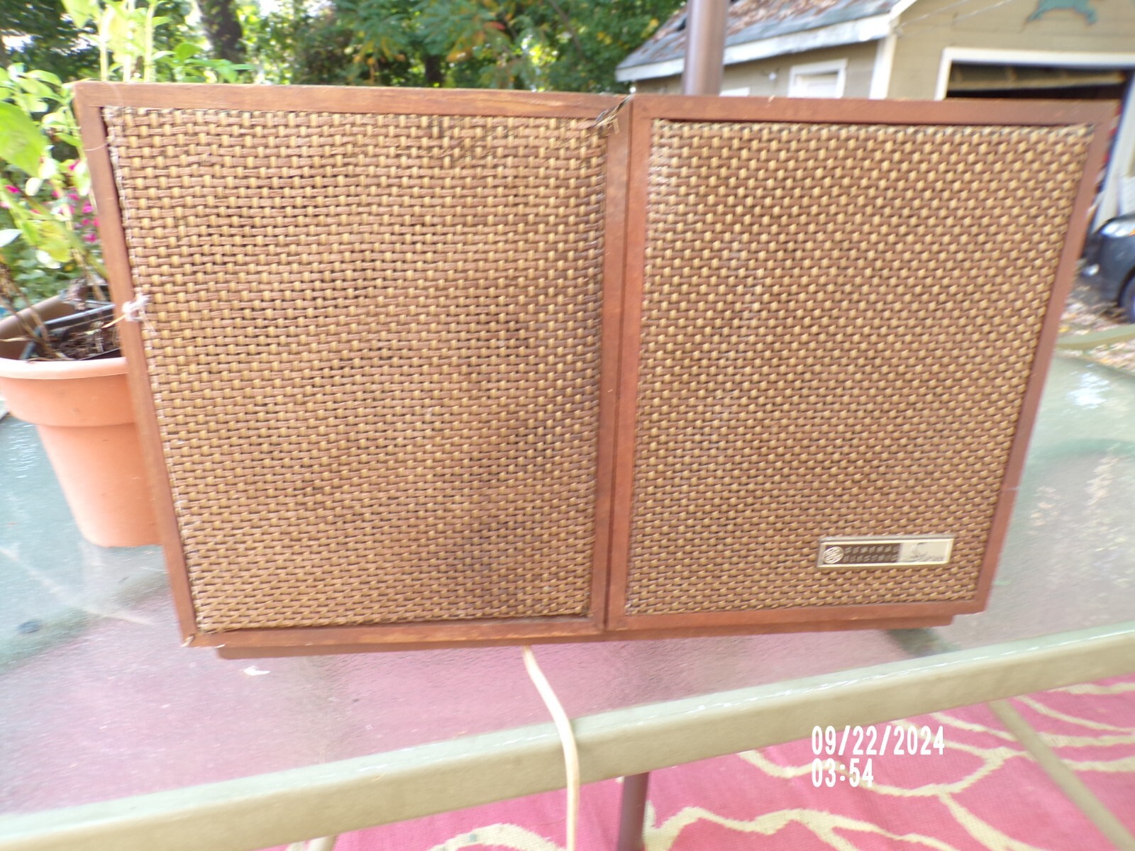 Vintage General Electric AM/FM folding speaker static radio. Model T1025A Works
