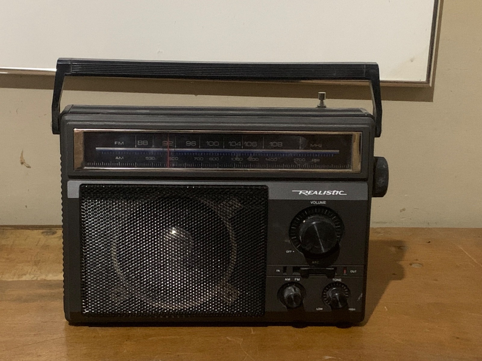 Retro Vintage REALISTIC RADIO SHACK 12-625A AM FM Portable AC DC Radio – Works
