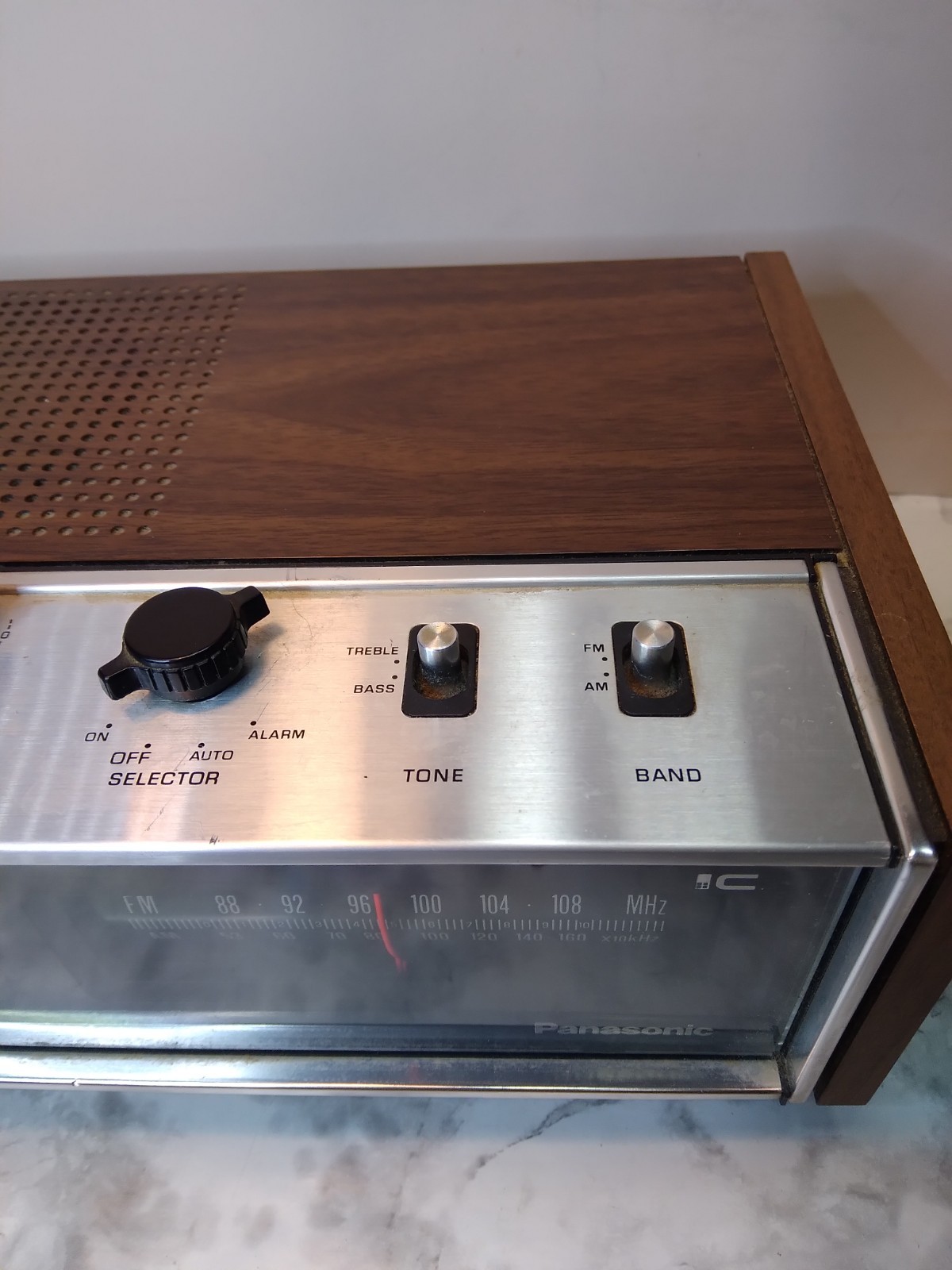 Vintage Panasonic Woodgrain Flip Clock Radio Alarm AM FM w Day Display RC-7053