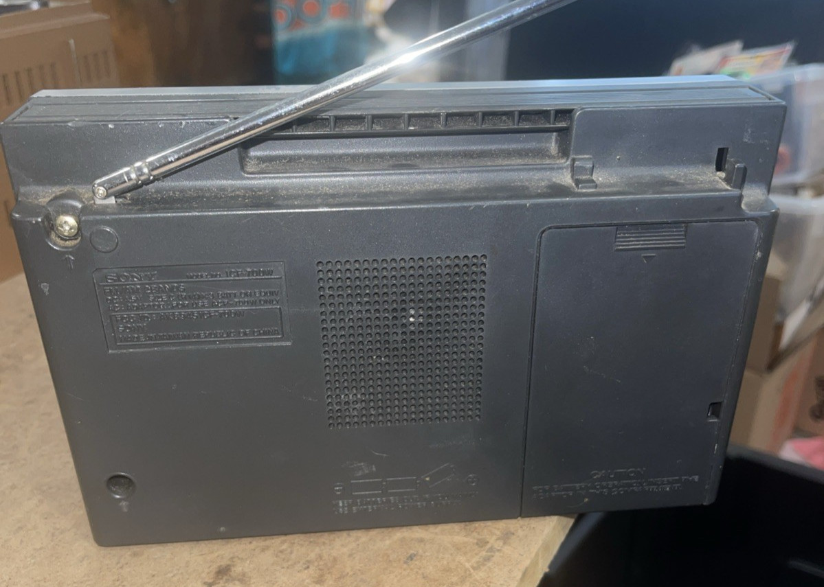 Sony ICF-700W 2-Band FM/AM Portable Radio, Works, Battery or Corded