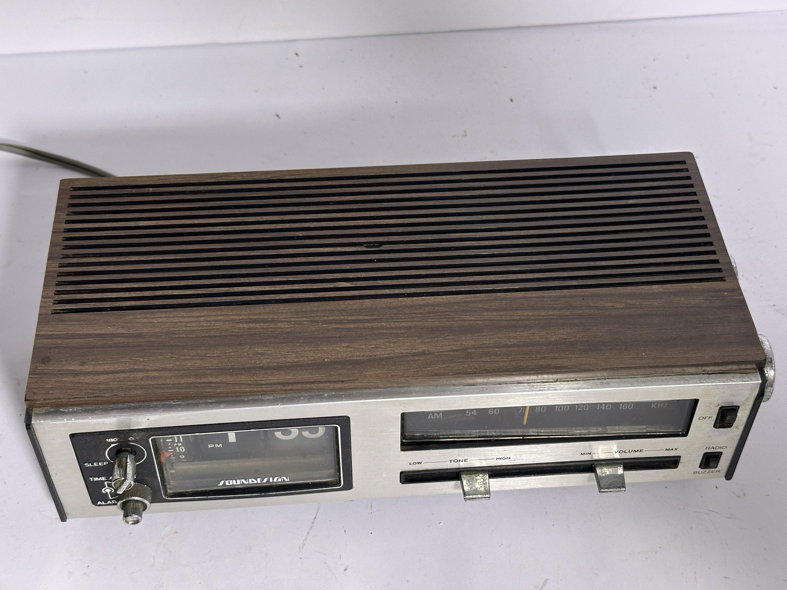Vintage Soundesign 3461 Flip Clock AM/FM Alarm Radio Woodgrain 1970s
