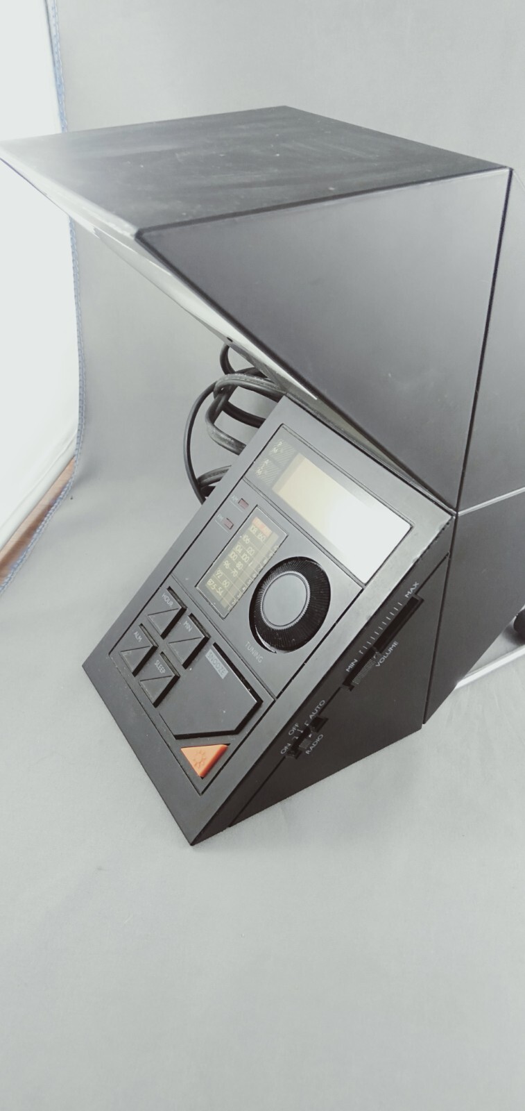 Twisting Swivel Z-104 AM-FM Z Clock Radio with Light 1988