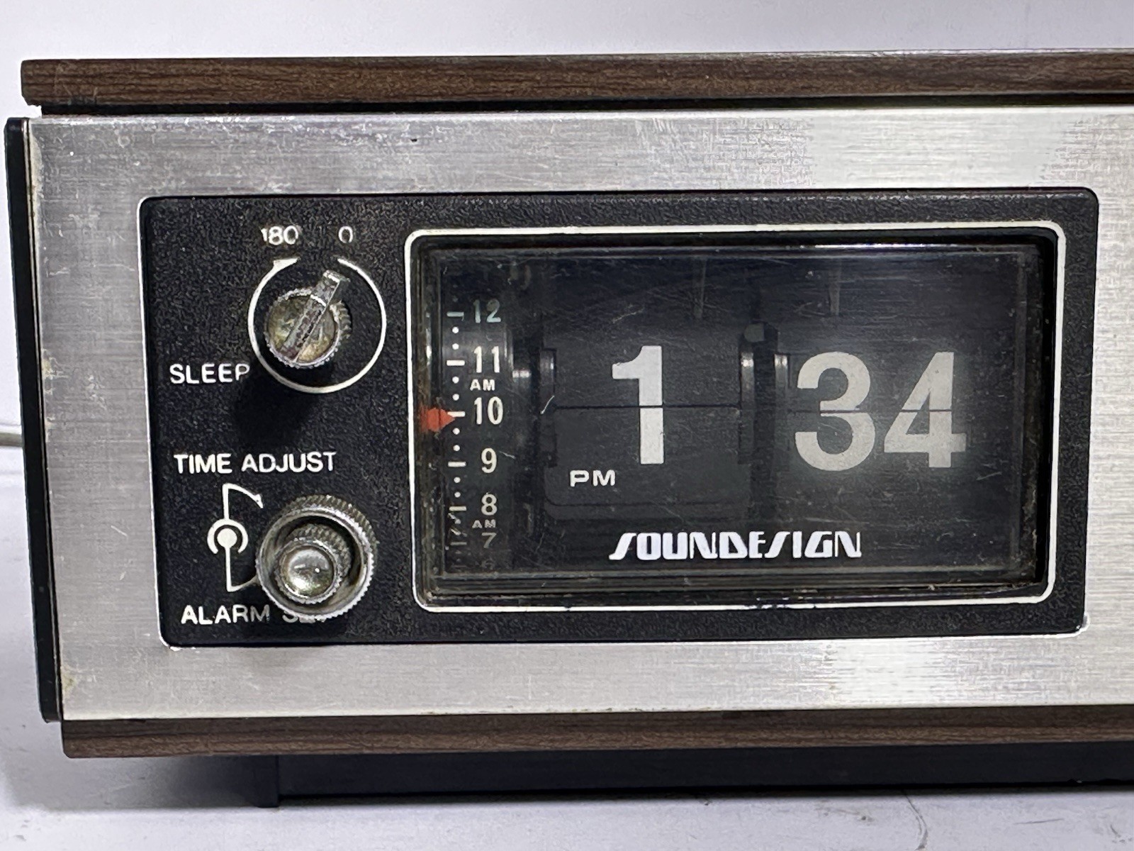 Vintage Soundesign 3461 Flip Clock AM/FM Alarm Radio Woodgrain 1970s
