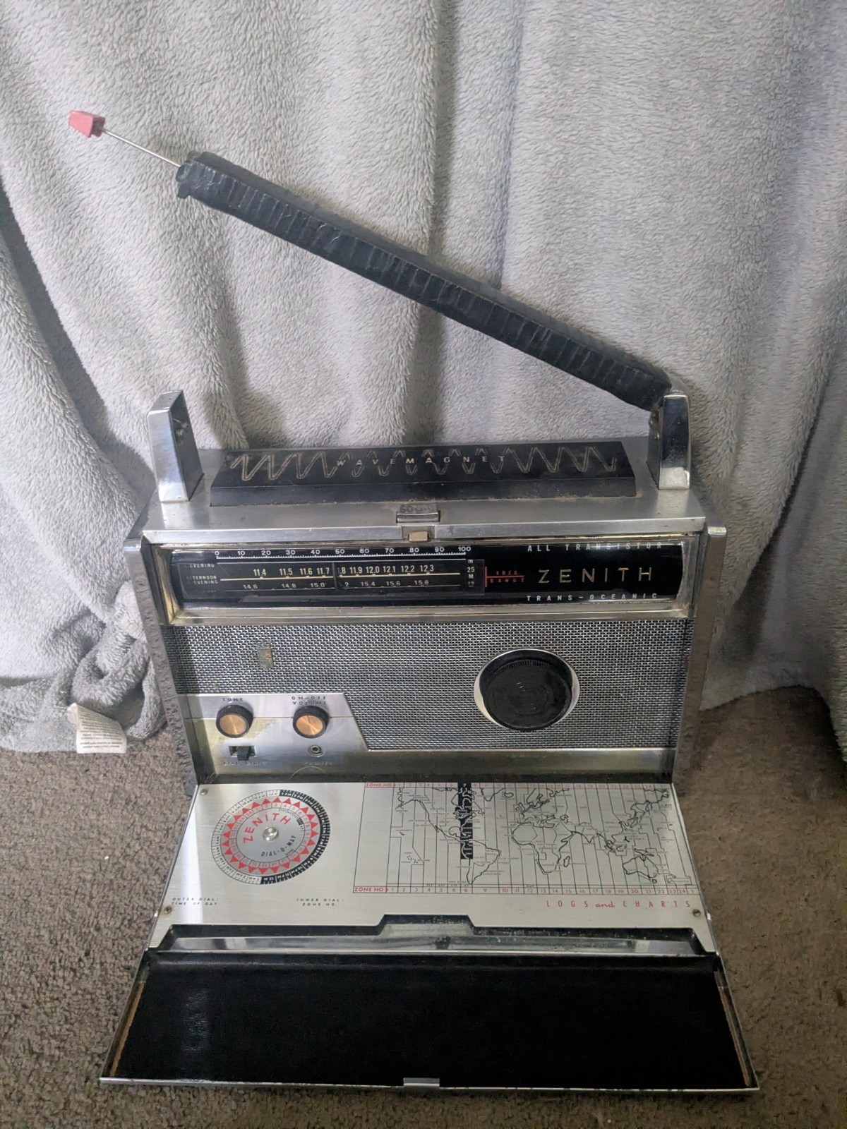 Zenith Trans-Oceanic Royal 1000-D Radio