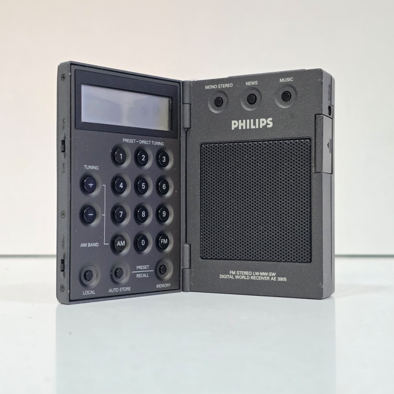 PHILIPS AE3905 RARE VINTAGE RADIO WORLD WORKING CONDITIONS