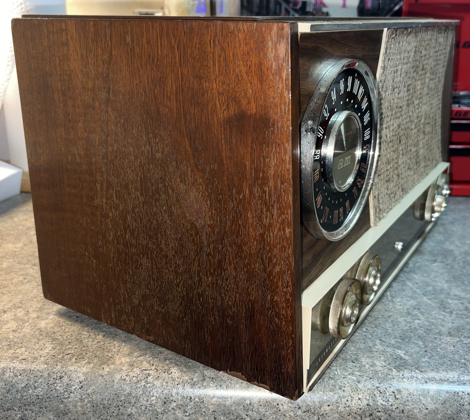 ZENITH AM/FM Broadcast Receiver Model: MJ1035. Sounds nice.