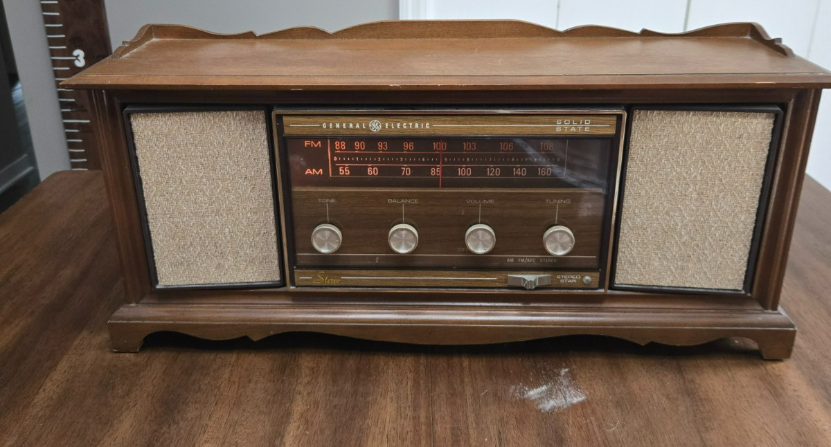 Vintage GE T1060A Solid State AM/FM Stereo Radio Wood Tabletop 23” WORKS
