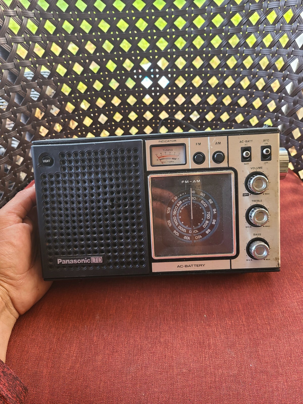 Vintage Panasonic LTD AM / FM Portable Radio RF-935 for parts or repairs I1