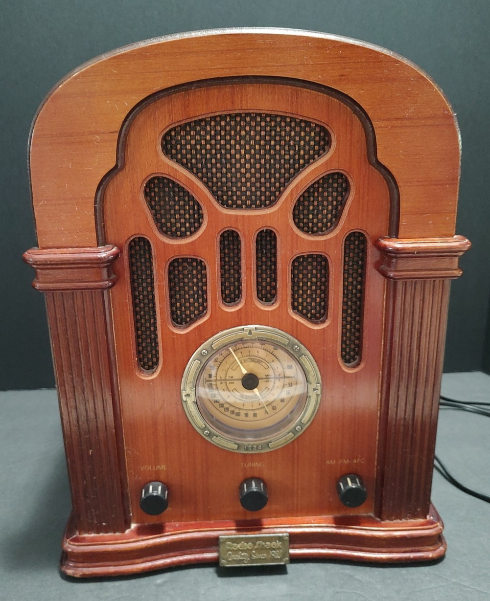Vtg 1970s Radio Shack AM FM Radio with Cassette Player 14″ Tall Model No. 12-697