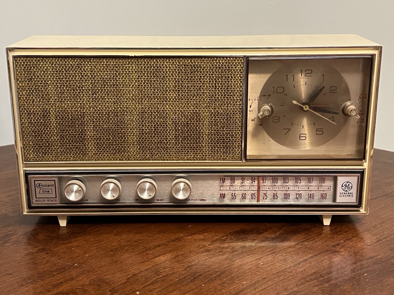 Vintage General Electric Table Radio Model C2535A Buff Plastic W/ Clock (Read)