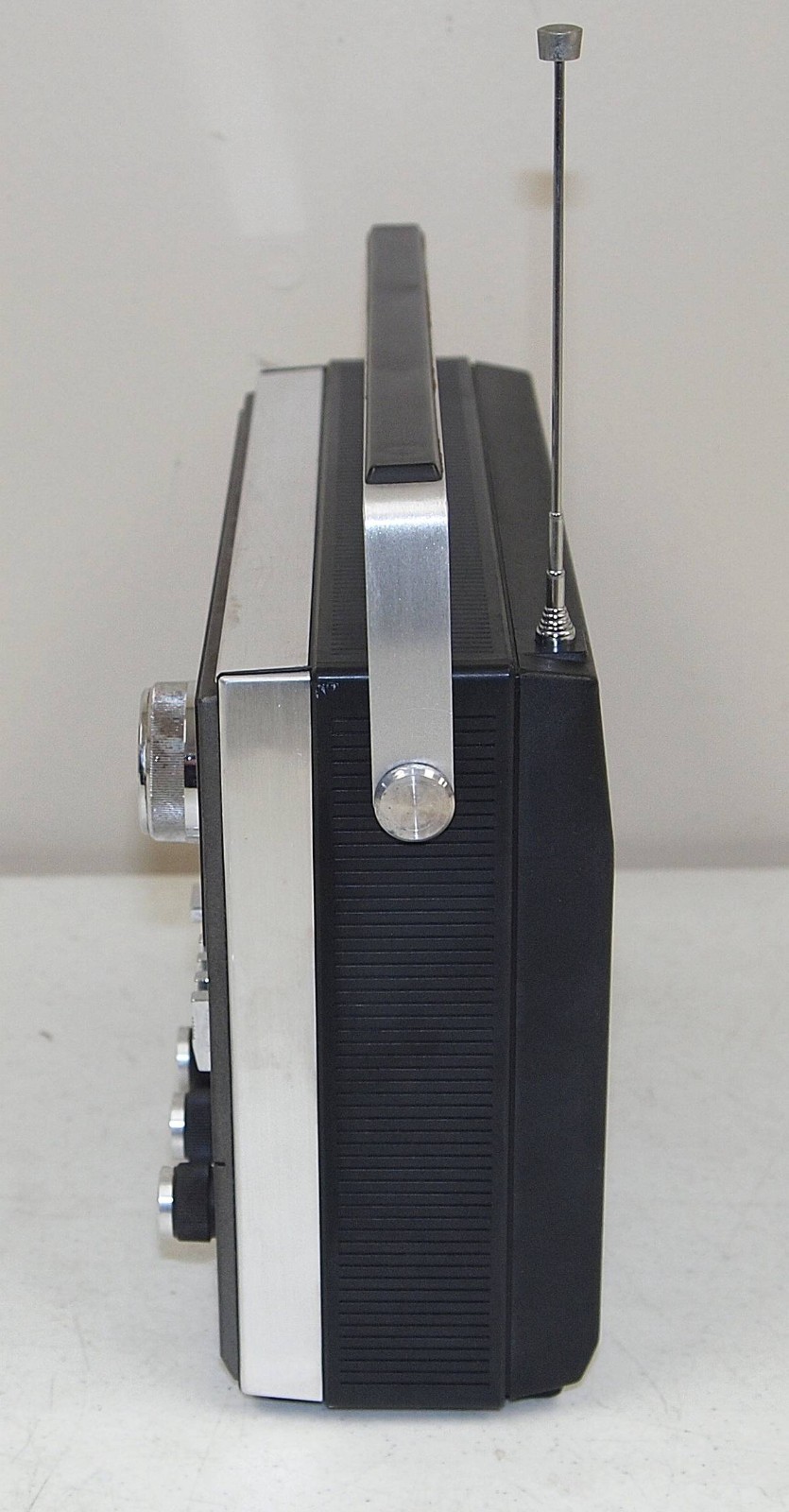 Nice!! Works!! Vtg HITACHI TV1/TV2/Weather/PSB/AM/FM/Air PORTABLE RADIO KH-1650H