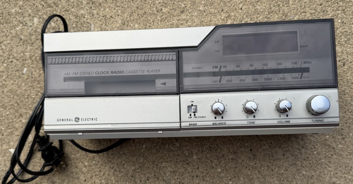 Vintage General Electric FM/AM Clock Radio Cassette Tape Player Alarm Clock
