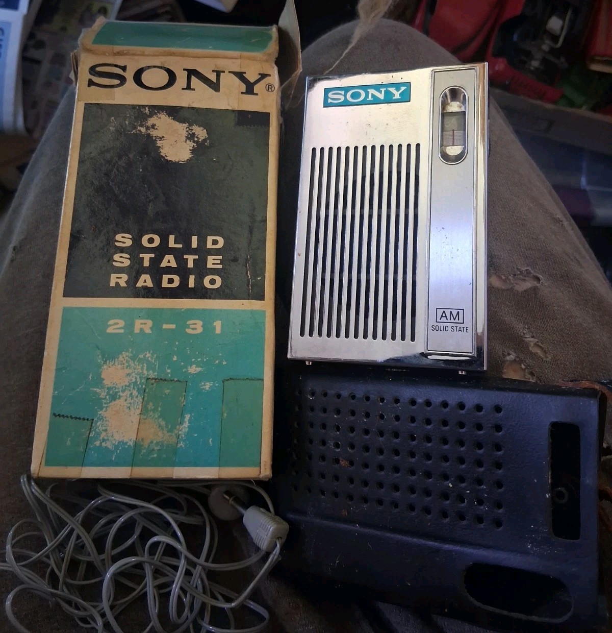 Vintage Sony AM Solid State 2R-31 Radio Tested Powers On Box Ear Phones