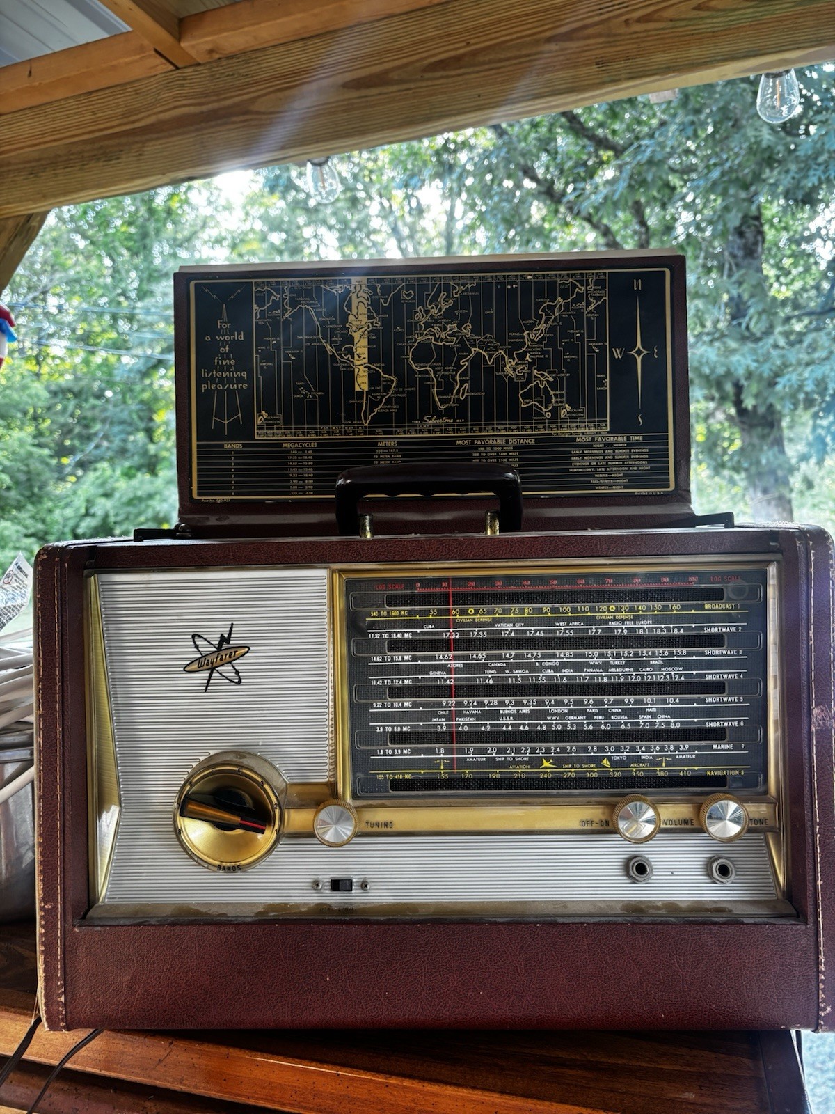 Silvertone Vintage WayFarer Radio, it’s in great condition! It will turn on.