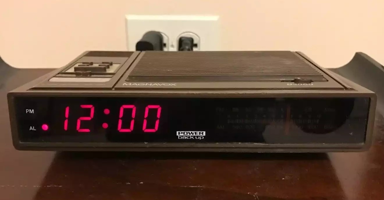 Vintage Magnavox AM/FM Radio Alarm Clock Power Backup Model D3000/17