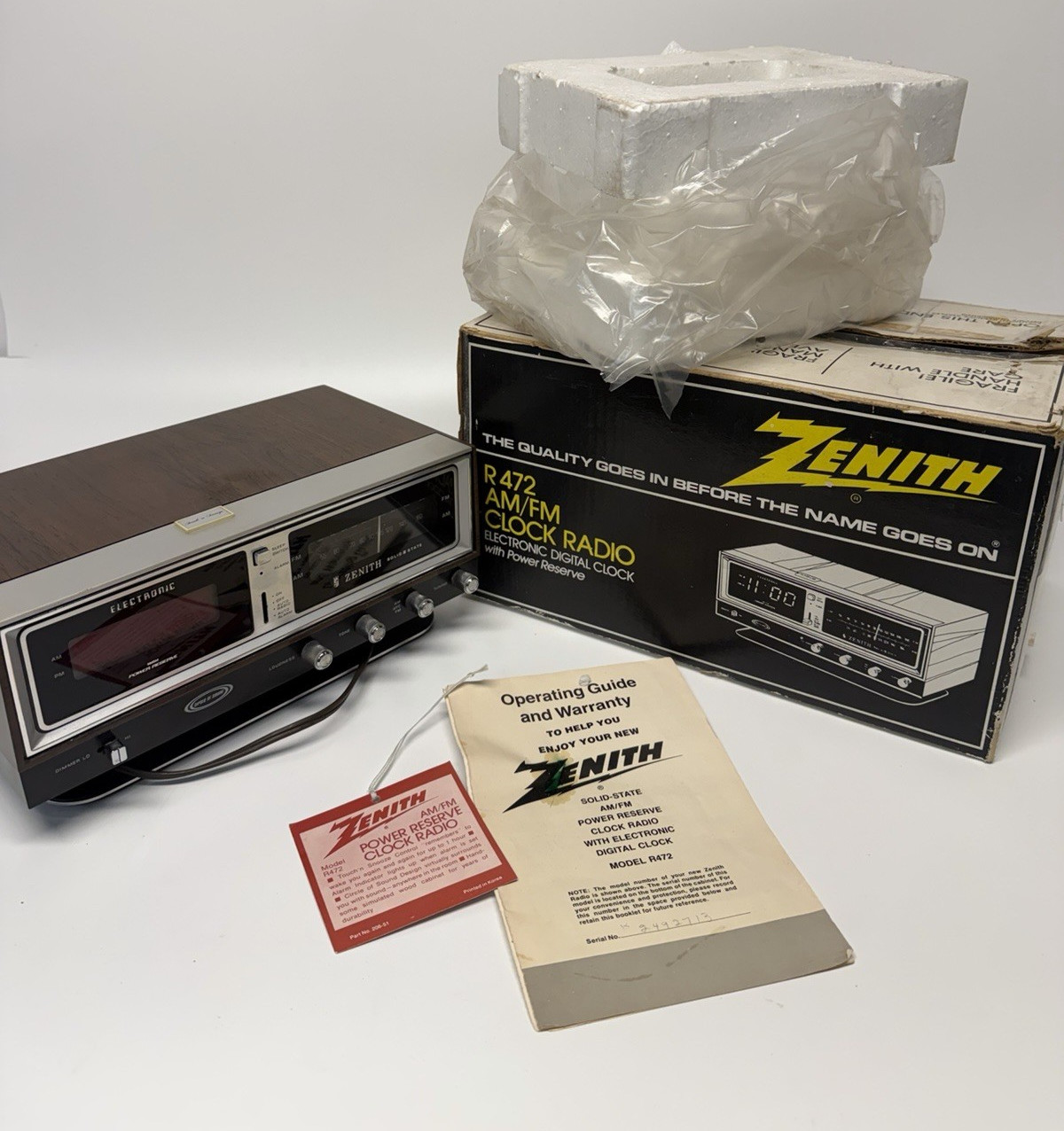 VINTAGE Zenith Solid State Clock Radio R472 1970’s AM/FM – Original Box, Mint!