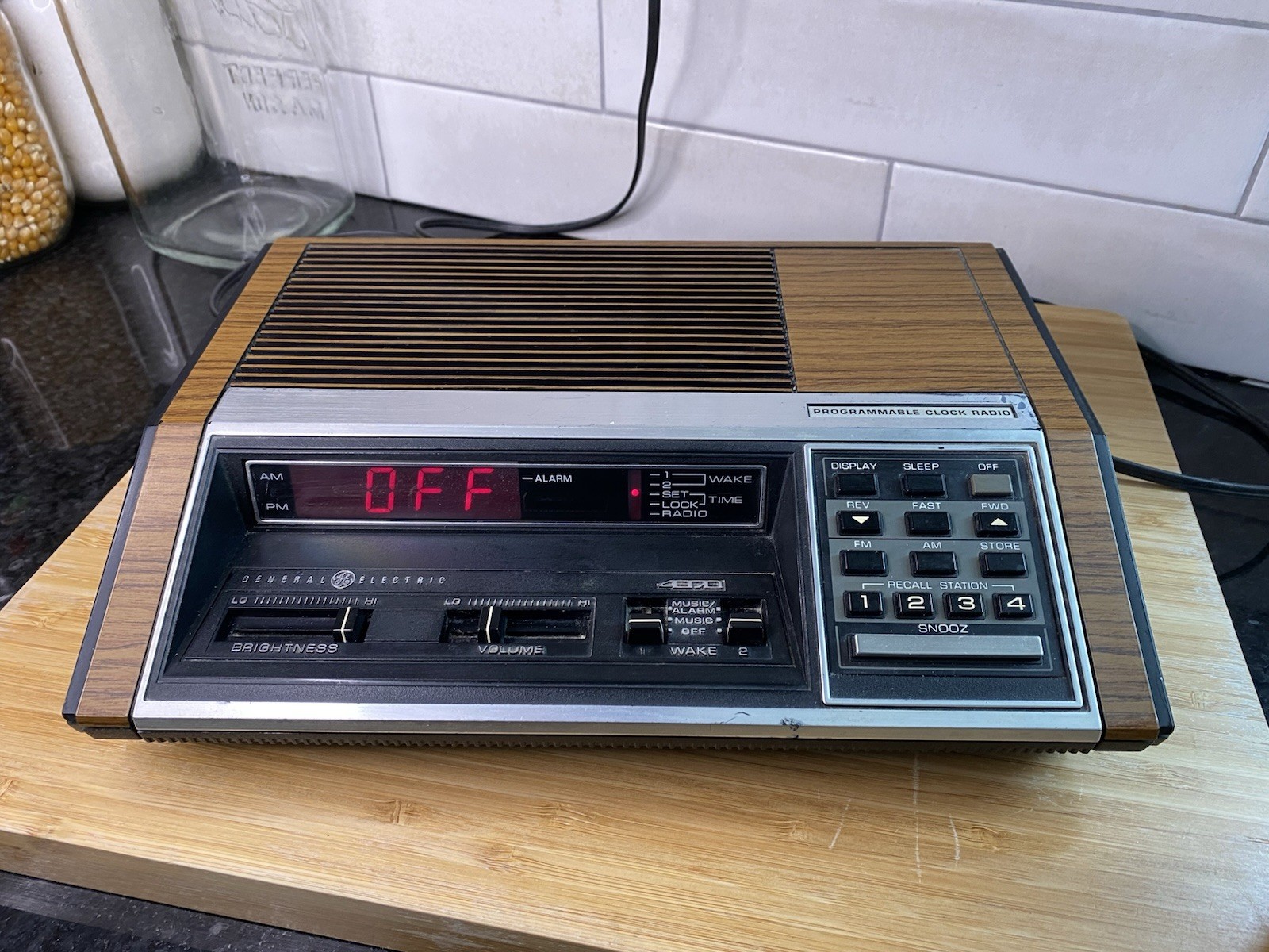 General Electric Programmable AM/FM Clock Radio 7-4870A Tested Works