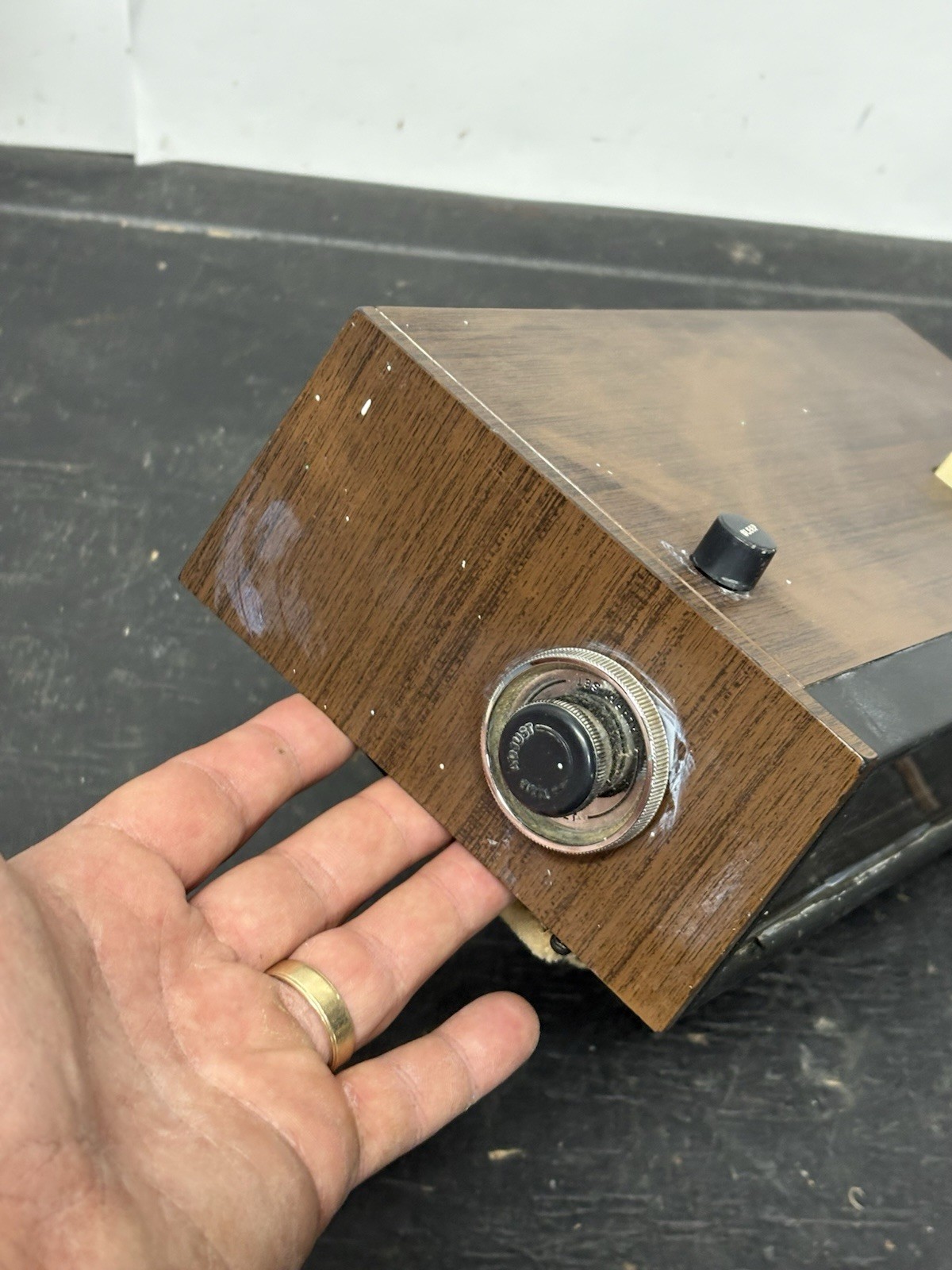 Vtg Lloyd’s Solid State AM-FM Radio Alarm Clock Model IJ6IG-O7A Flip Dial Roll