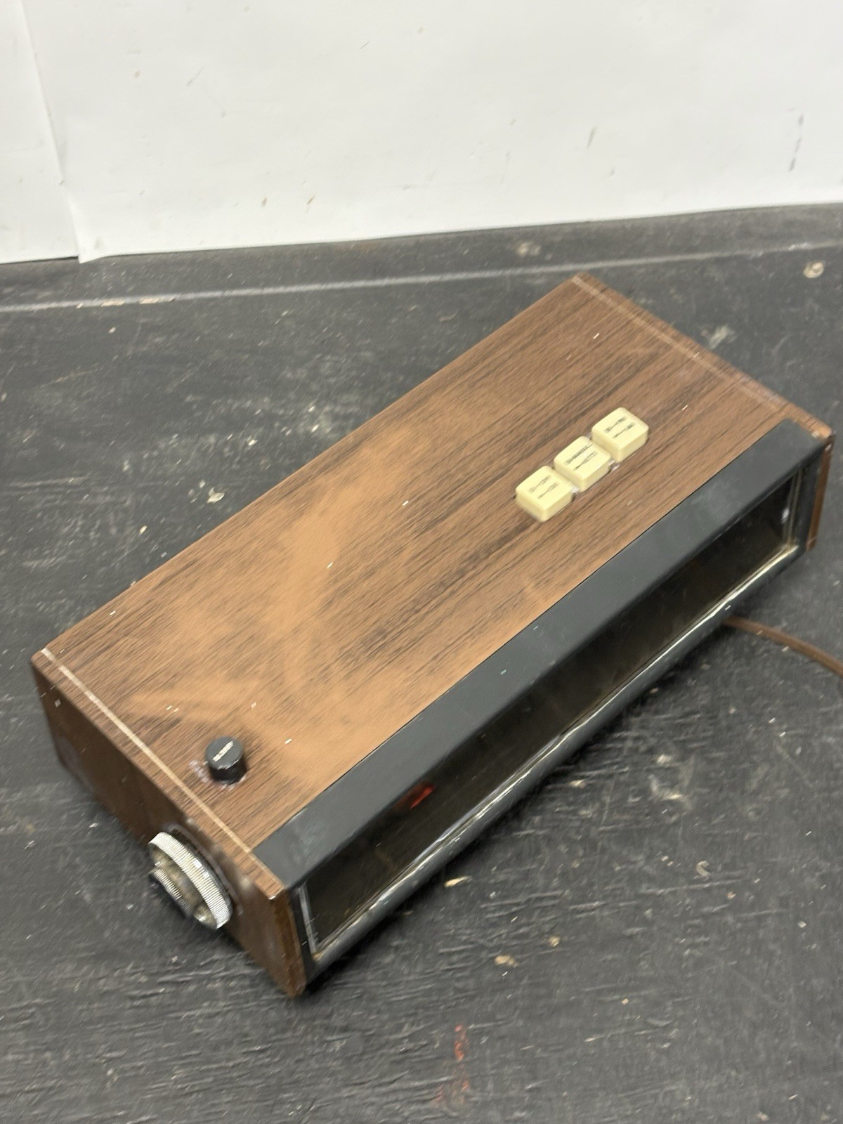 Vtg Lloyd’s Solid State AM-FM Radio Alarm Clock Model IJ6IG-O7A Flip Dial Roll