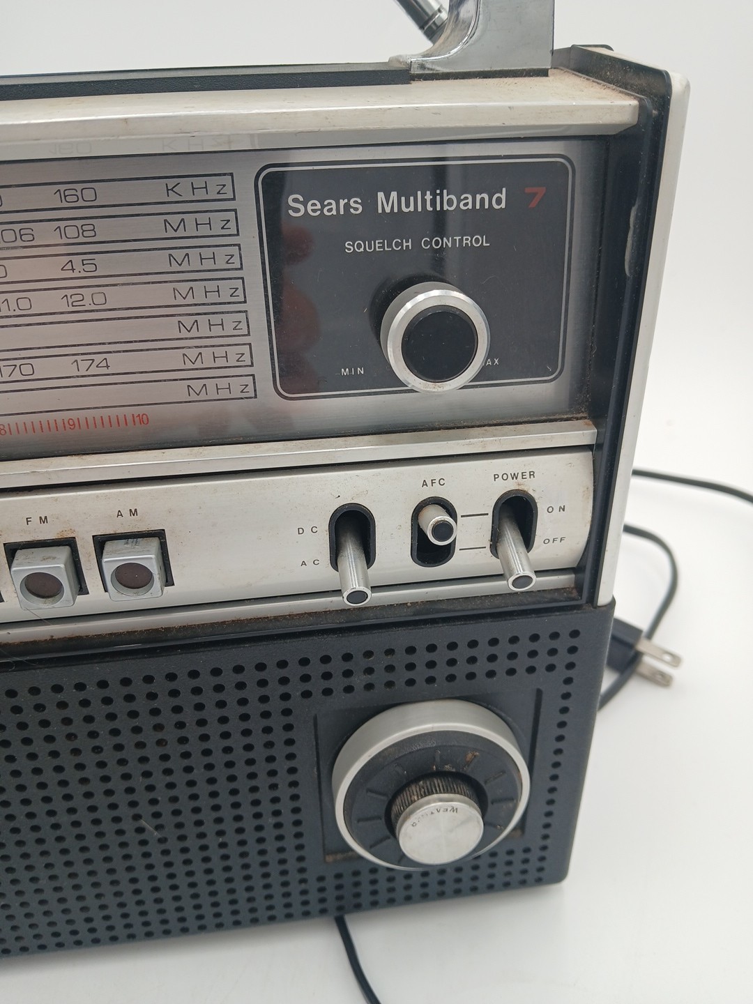 Vintage Sears Model 2673 Deluxe 7-Band Radio is a multi-band analog radio **READ