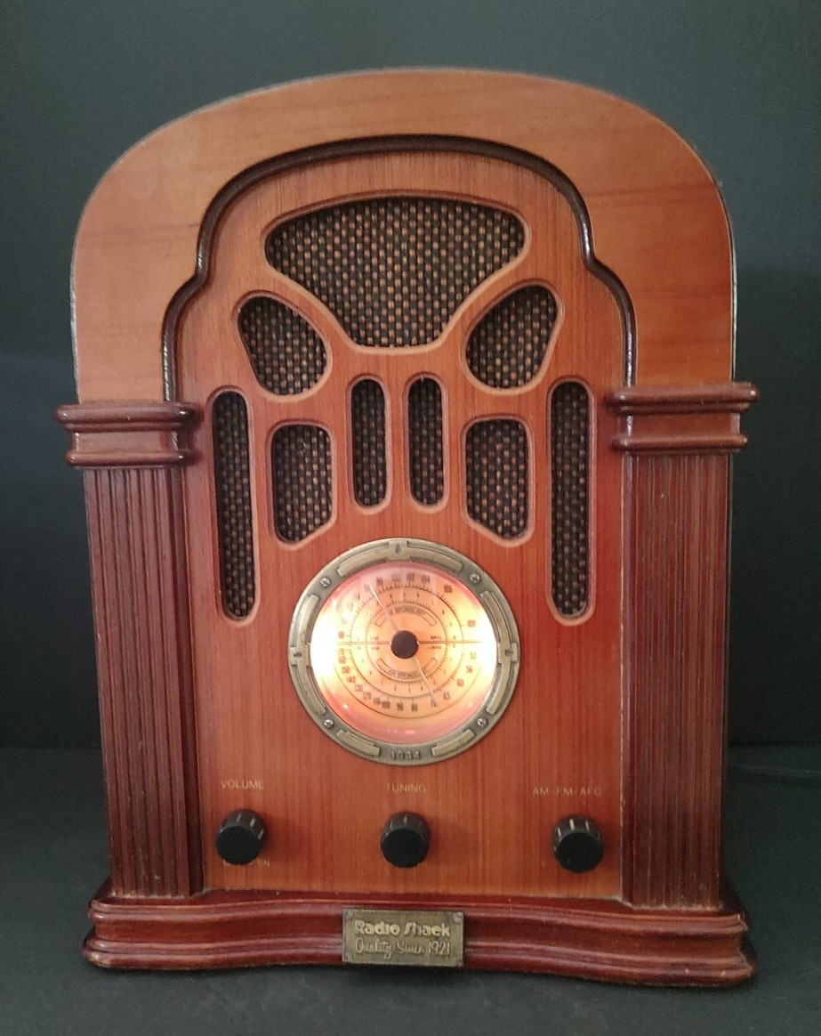 Vtg 1970s Radio Shack AM FM Radio with Cassette Player 14″ Tall Model No. 12-697