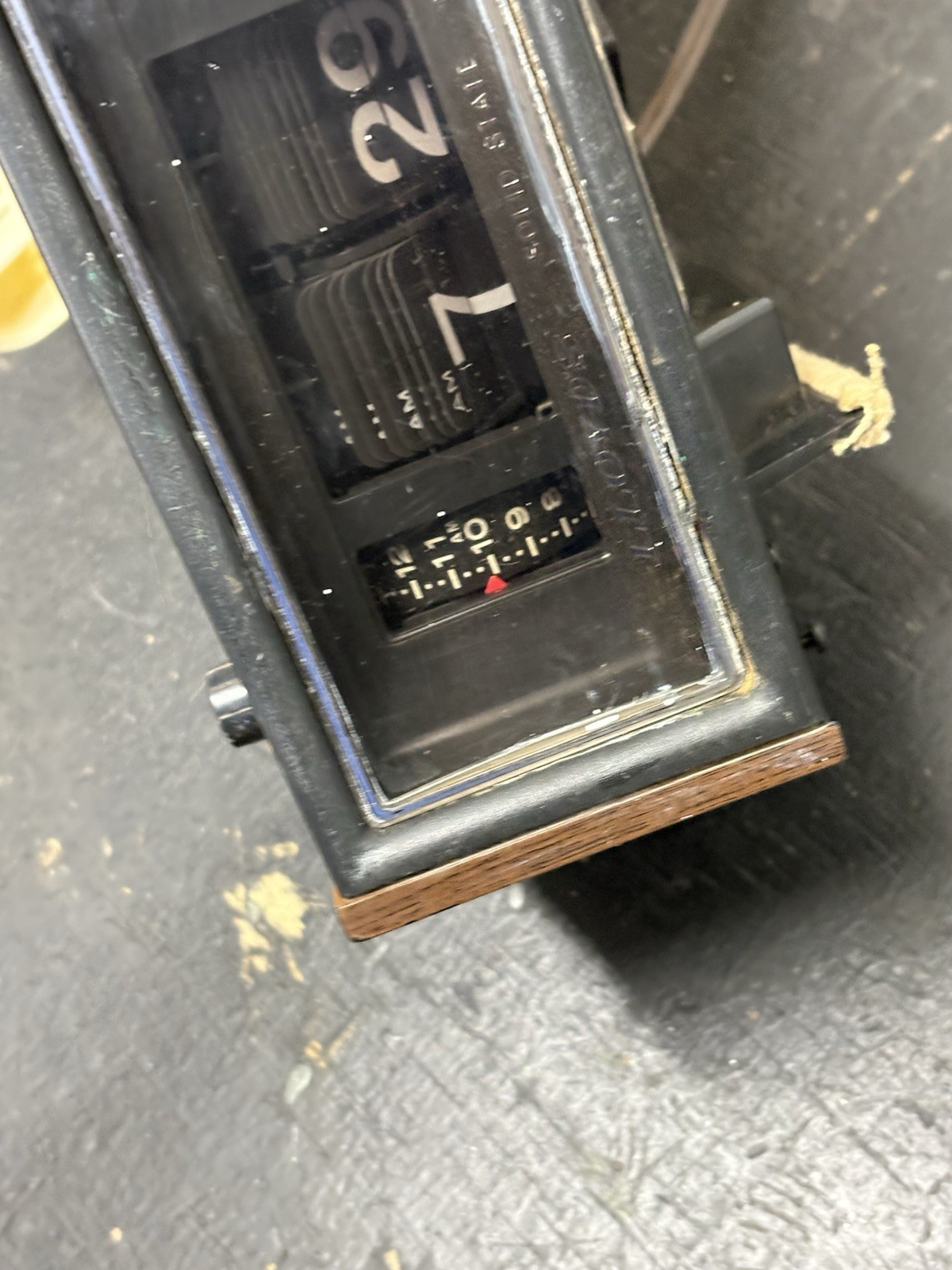 Vtg Lloyd’s Solid State AM-FM Radio Alarm Clock Model IJ6IG-O7A Flip Dial Roll