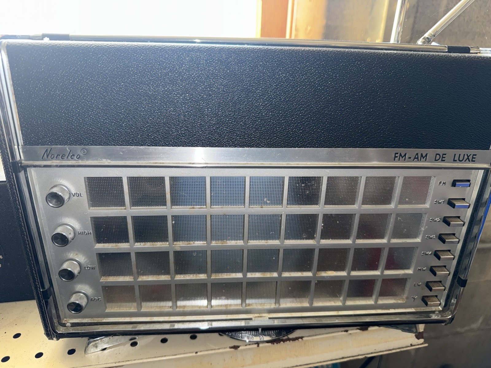 PHILIPS NORELCO FM-AM De Luxe Portable Multi Band Radio Works