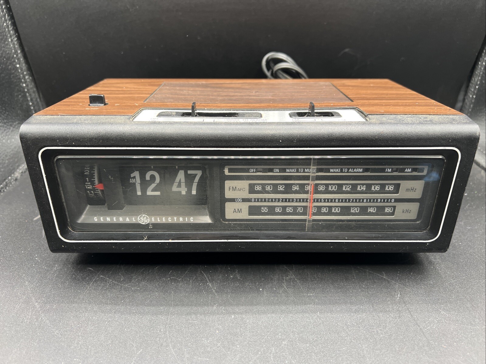 Vintage General Electric AM/FM Flip-Clock Radio Model 7-4310F Works/Tested