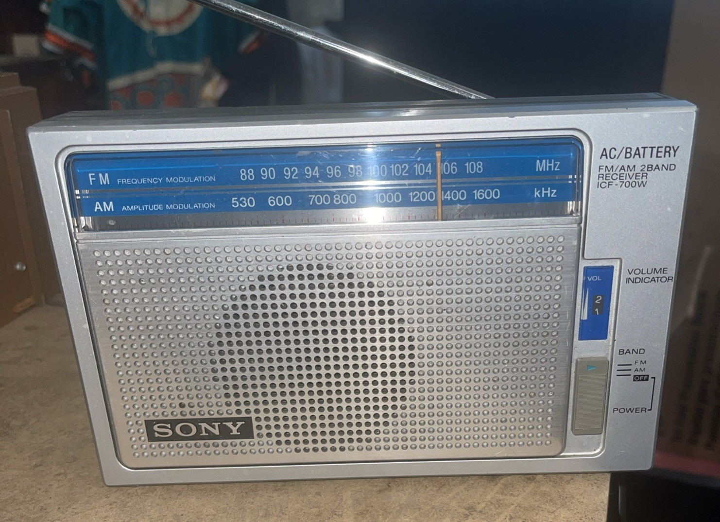 Sony ICF-700W 2-Band FM/AM Portable Radio, Works, Battery or Corded