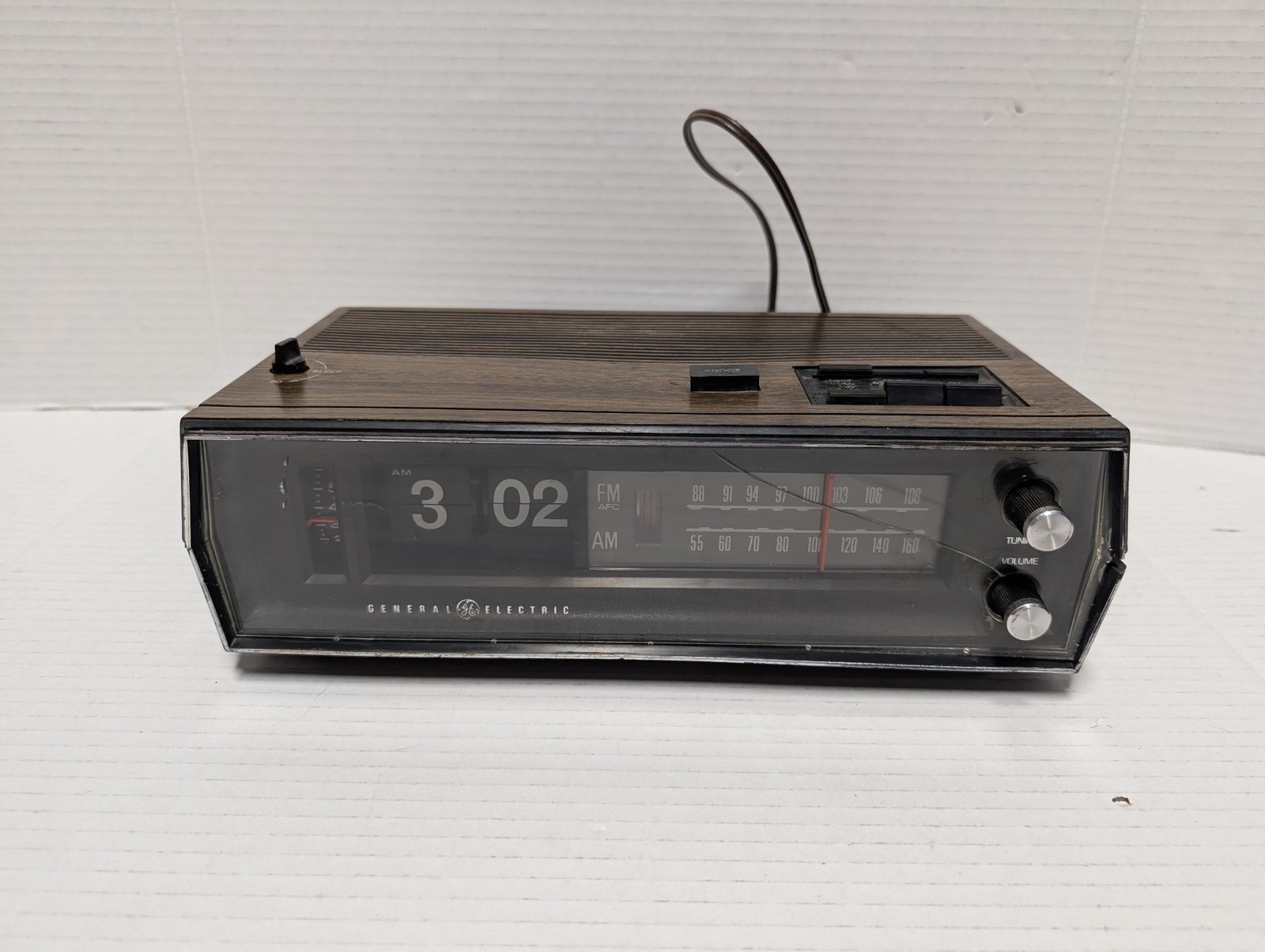 General Electric Clock Radio Vintage C4331B Flip Clock AM FM Walnut Grain AC