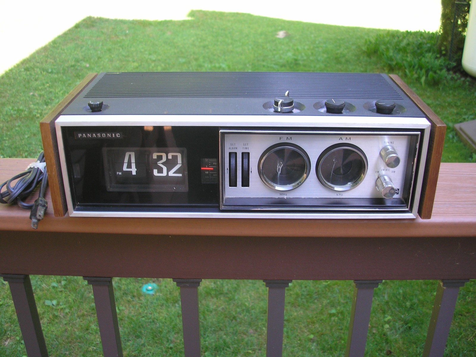 Panasonic RC-7469 AM/FM Alarm Flip Clock Radio Working See Description