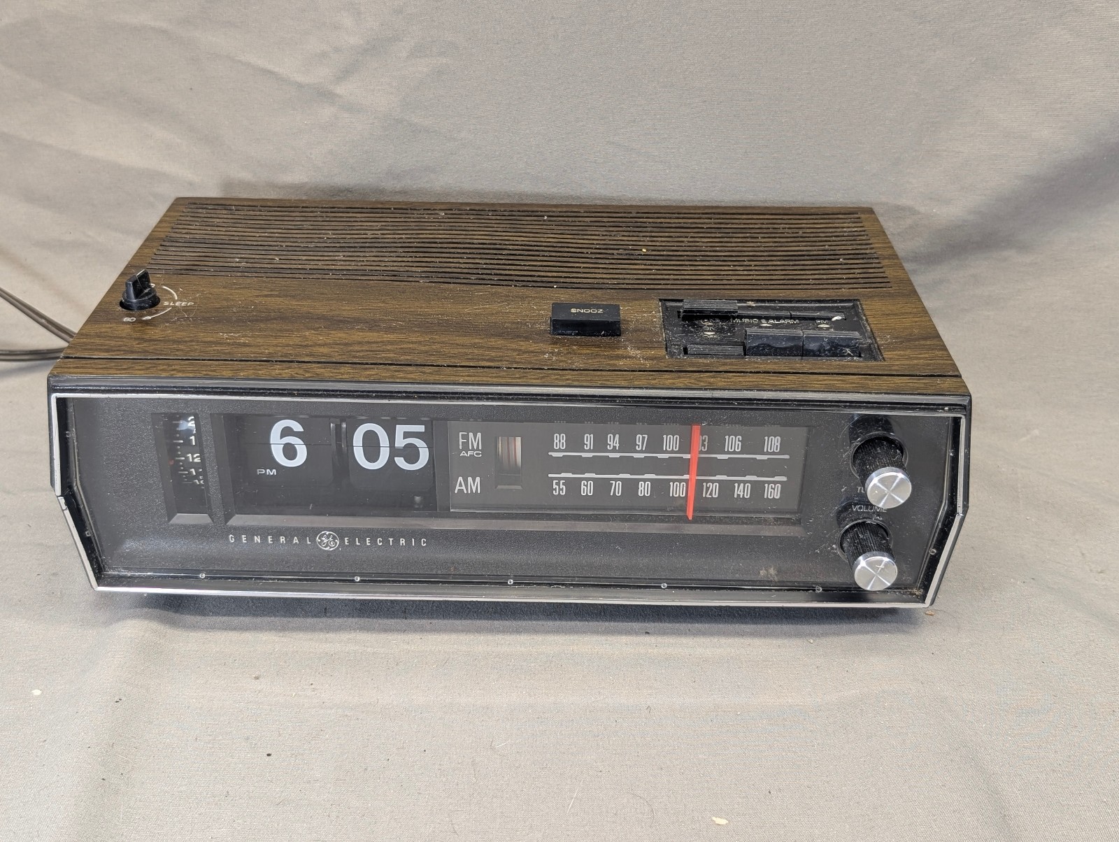 General Electric Radio Vintage C4331B Flip Clock AM FM Walnut Grain 70’s READ