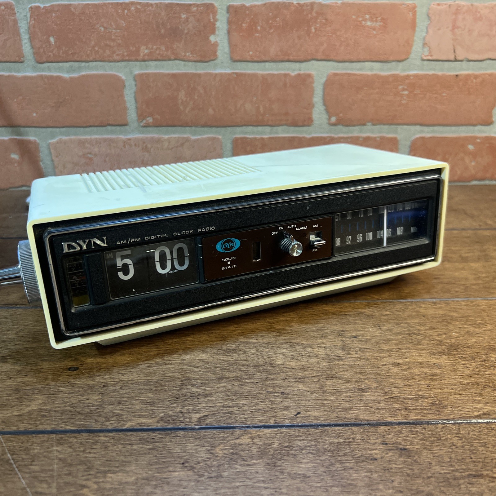 Vintage DYN Electronics Digital Flip Dial Alarm Clock AM/FM Radio DS-4546