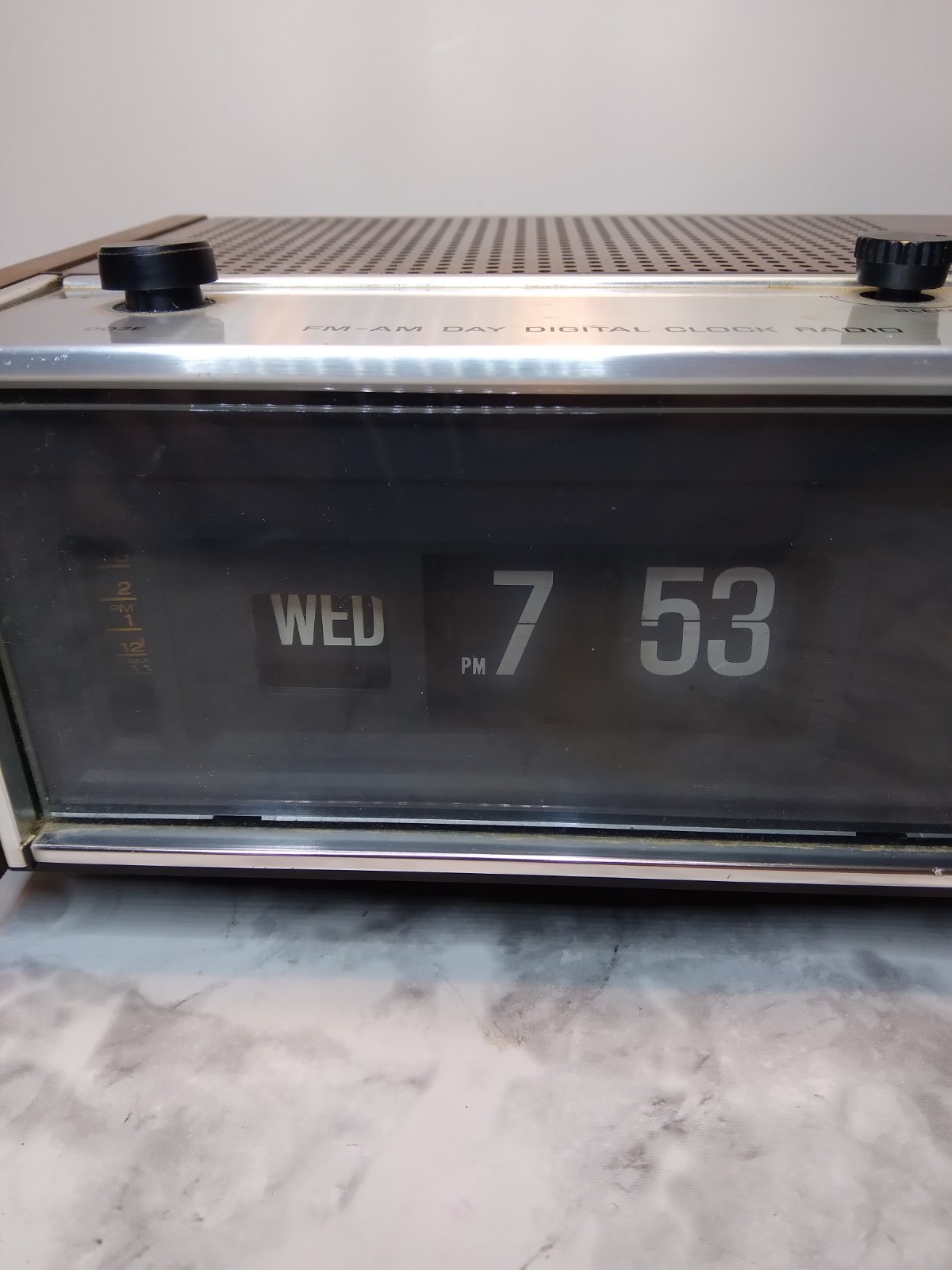 Vintage Panasonic Woodgrain Flip Clock Radio Alarm AM FM w Day Display RC-7053
