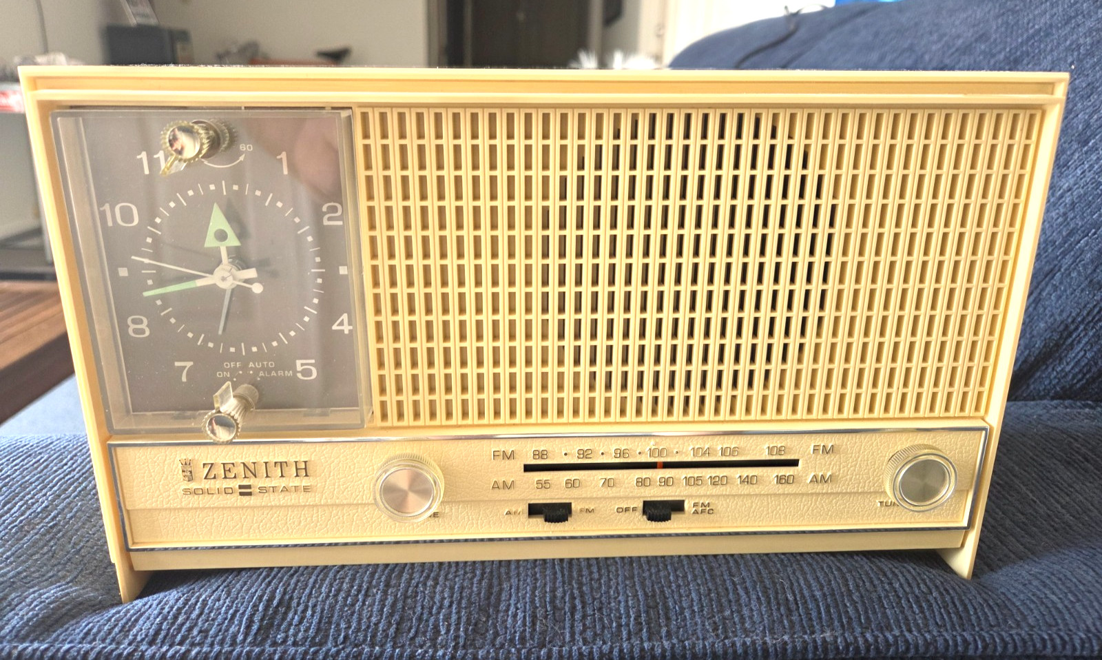 Vtg 1960’s Zenith A-462W Tabletop AM/FM Radio w/ Alarm Clock – Exc Working Cond