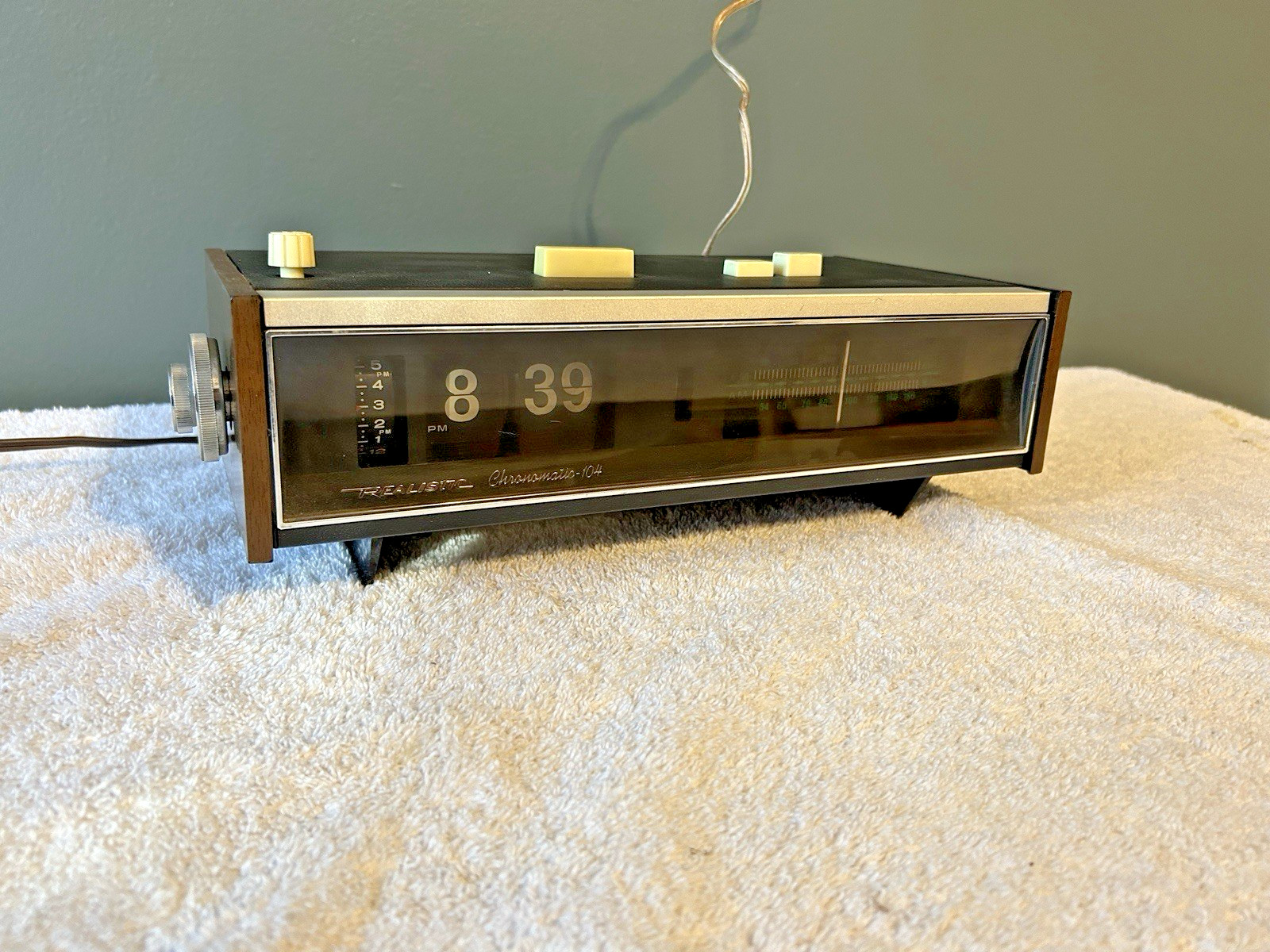 Realistic CHRONOMATIC-104 AM-FM Stereo Flip Clock Radio works but needs work!